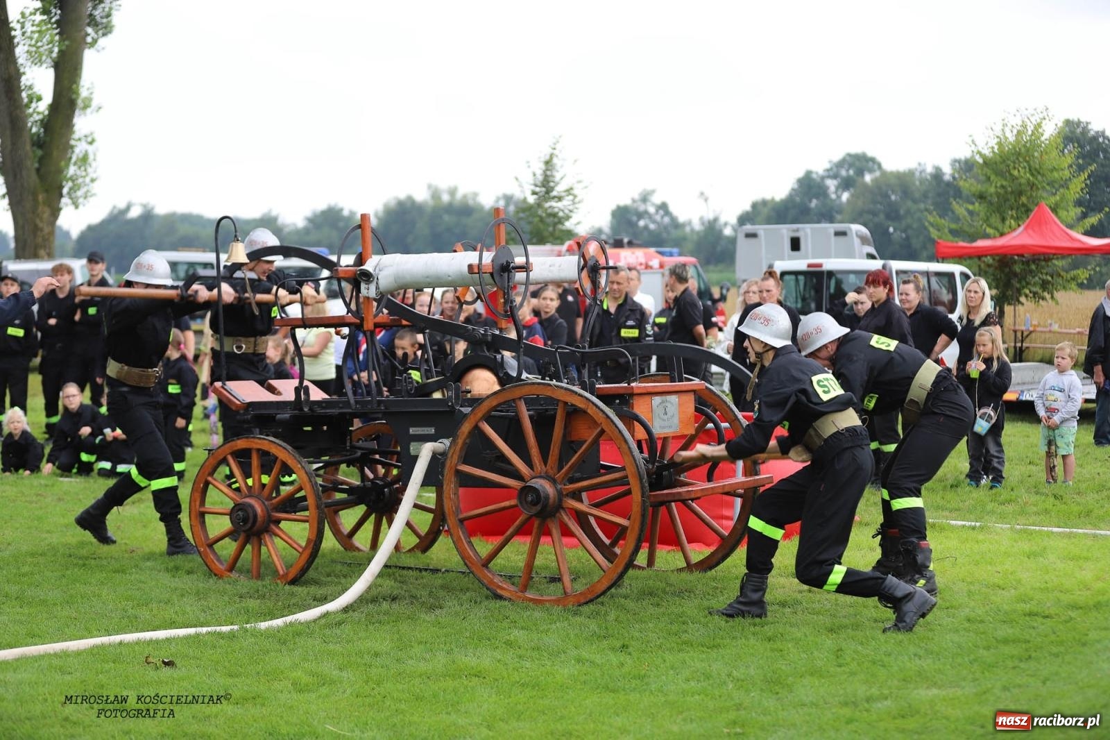 Zdjęcie w galerii na portalu naszraciborz.pl: Tworków z pucharem wójta Krzyżanowic na zawodach w Bieńkowicach wiadomości z regionu