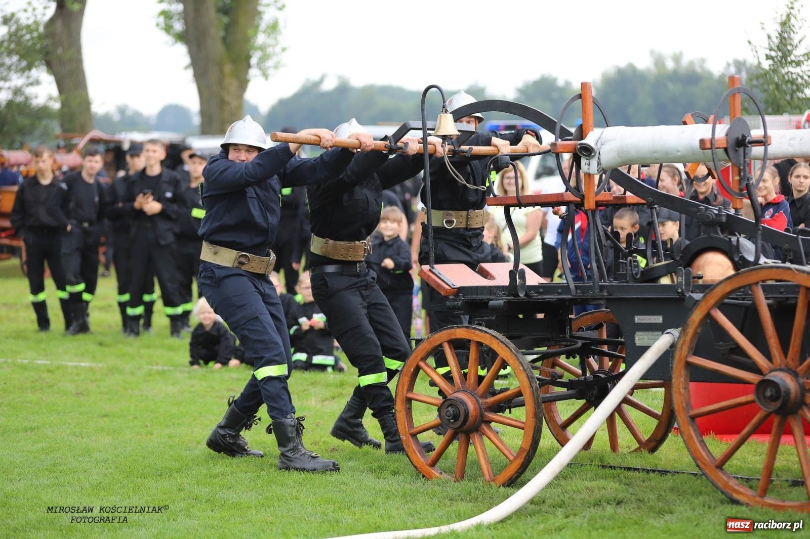 Zdjęcie w galerii na portalu naszraciborz.pl: Tworków z pucharem wójta Krzyżanowic na zawodach w Bieńkowicach wiadomości z regionu