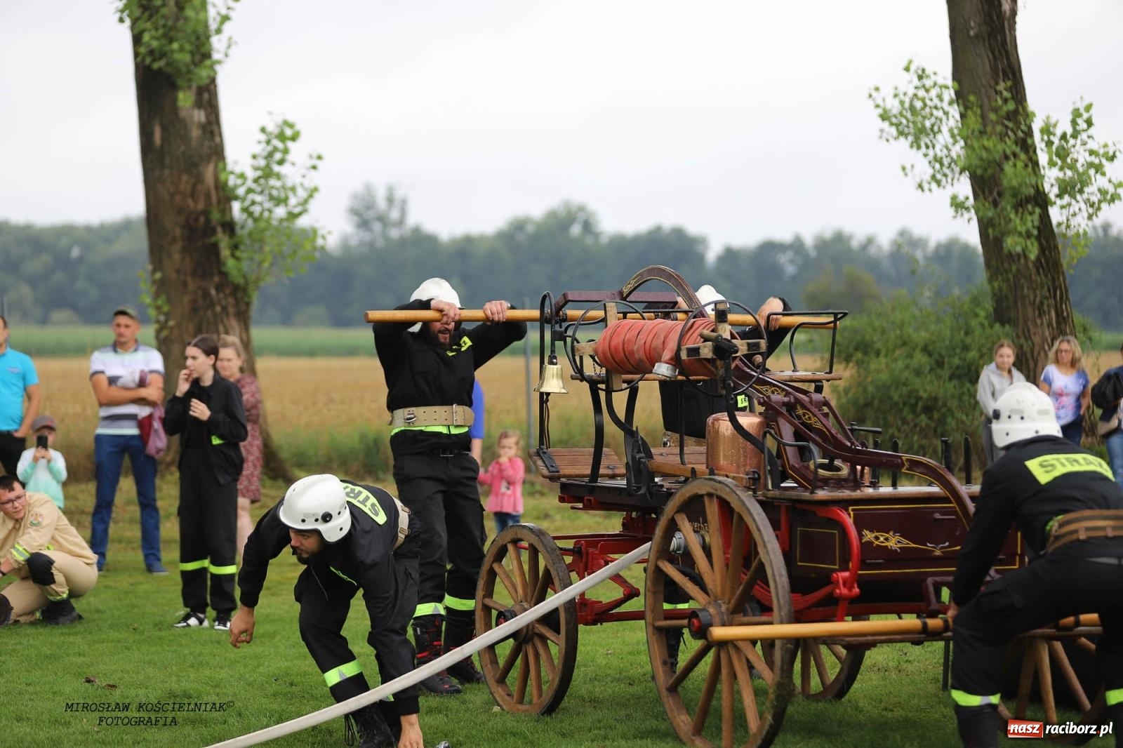 Zdjęcie w galerii na portalu naszraciborz.pl: Tworków z pucharem wójta Krzyżanowic na zawodach w Bieńkowicach wiadomości z regionu