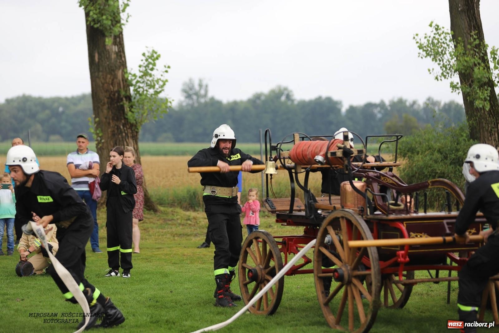 Zdjęcie w galerii na portalu naszraciborz.pl: Tworków z pucharem wójta Krzyżanowic na zawodach w Bieńkowicach wiadomości z regionu