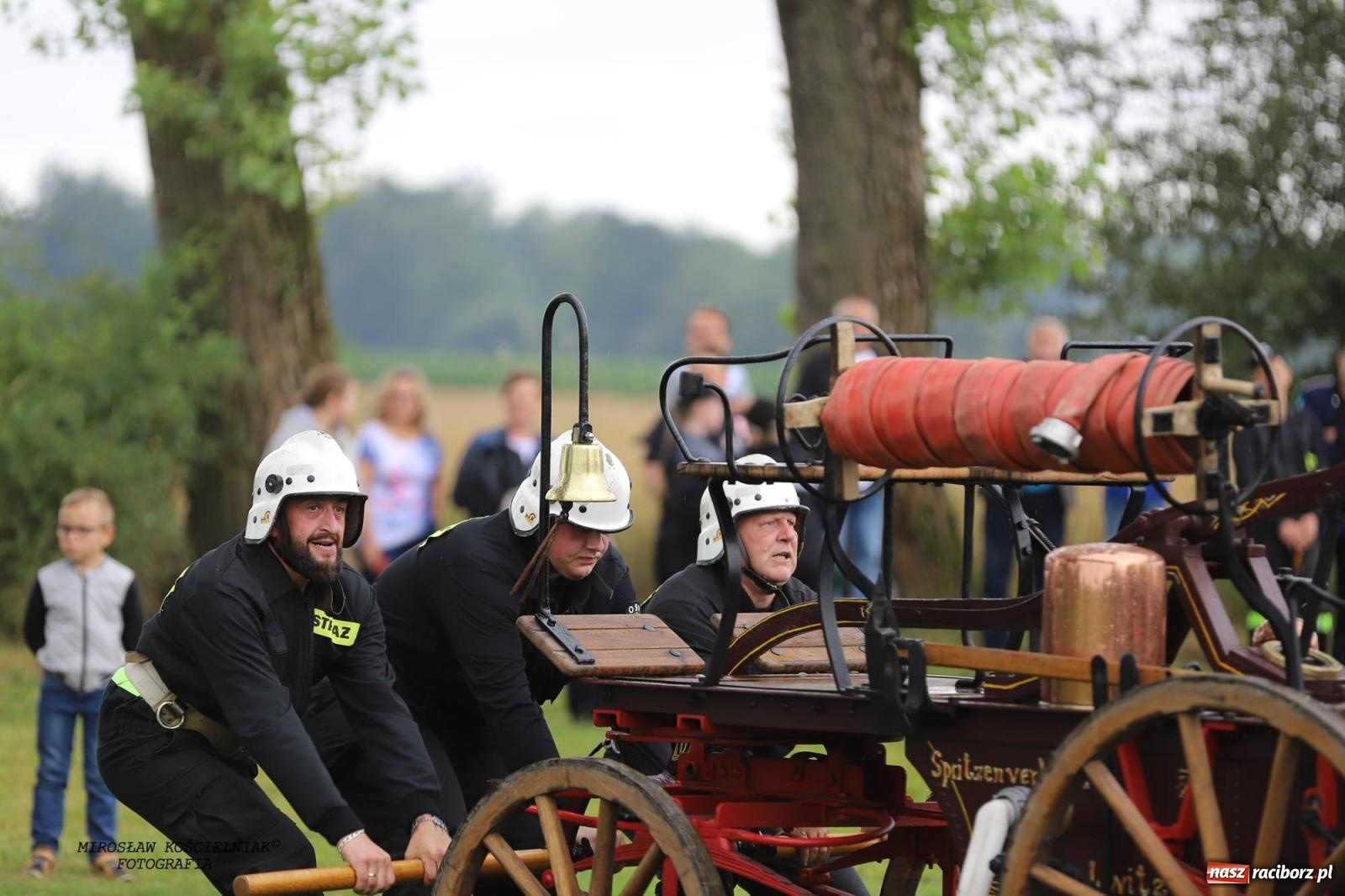Zdjęcie w galerii na portalu naszraciborz.pl: Tworków z pucharem wójta Krzyżanowic na zawodach w Bieńkowicach wiadomości z regionu