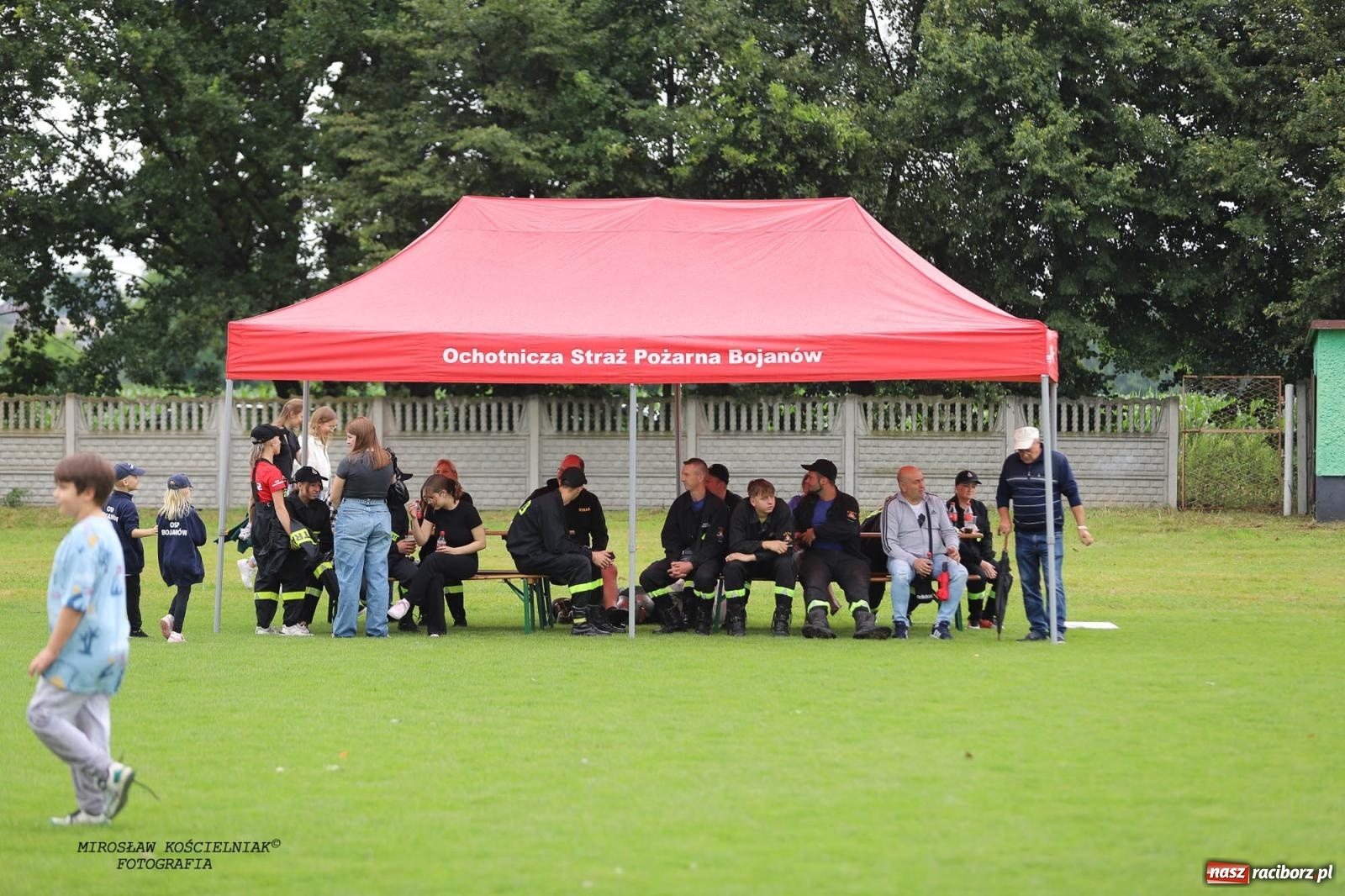 Zdjęcie w galerii na portalu naszraciborz.pl: Tworków z pucharem wójta Krzyżanowic na zawodach w Bieńkowicach wiadomości z regionu