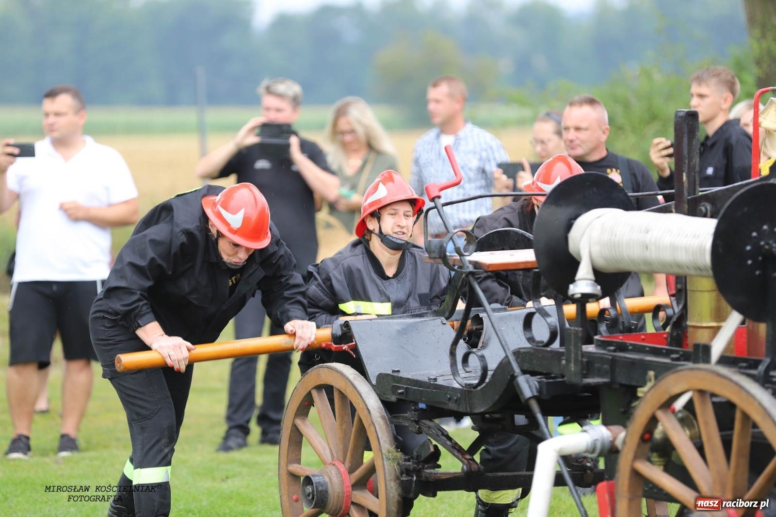 Zdjęcie w galerii na portalu naszraciborz.pl: Tworków z pucharem wójta Krzyżanowic na zawodach w Bieńkowicach wiadomości z regionu