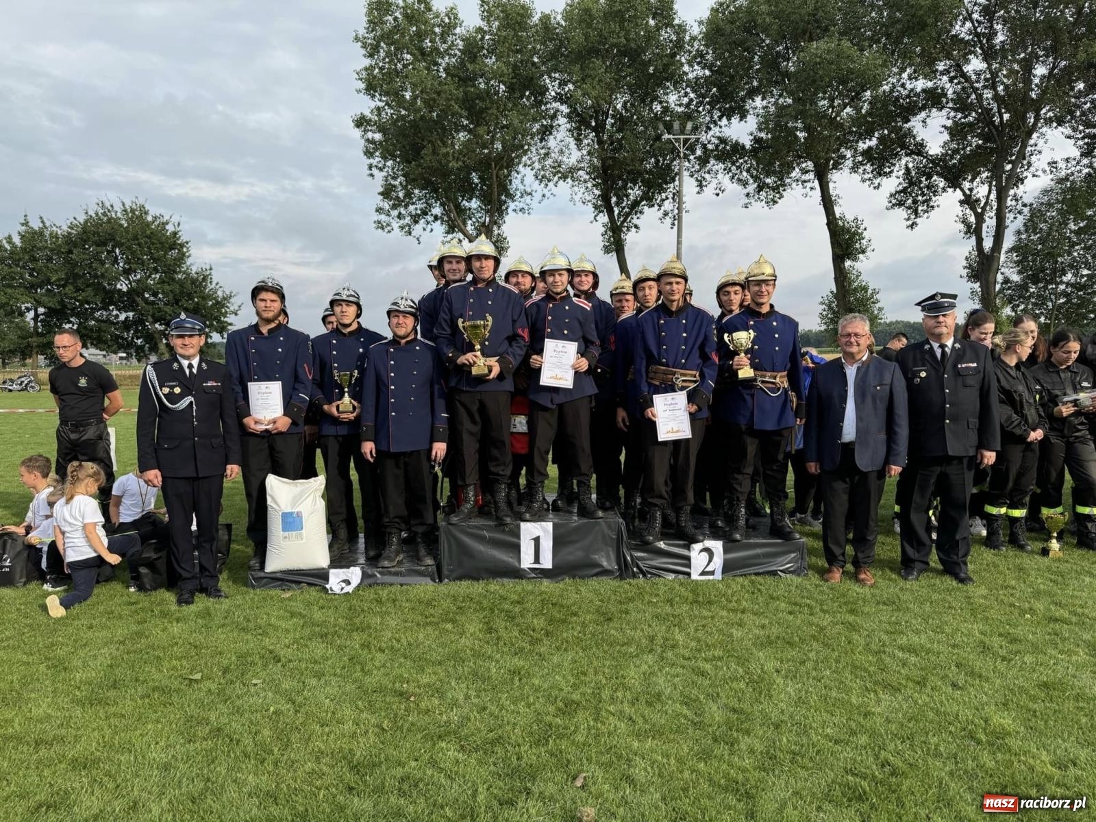 Zdjęcie w galerii na portalu naszraciborz.pl: Tworków z pucharem wójta Krzyżanowic na zawodach w Bieńkowicach wiadomości z regionu