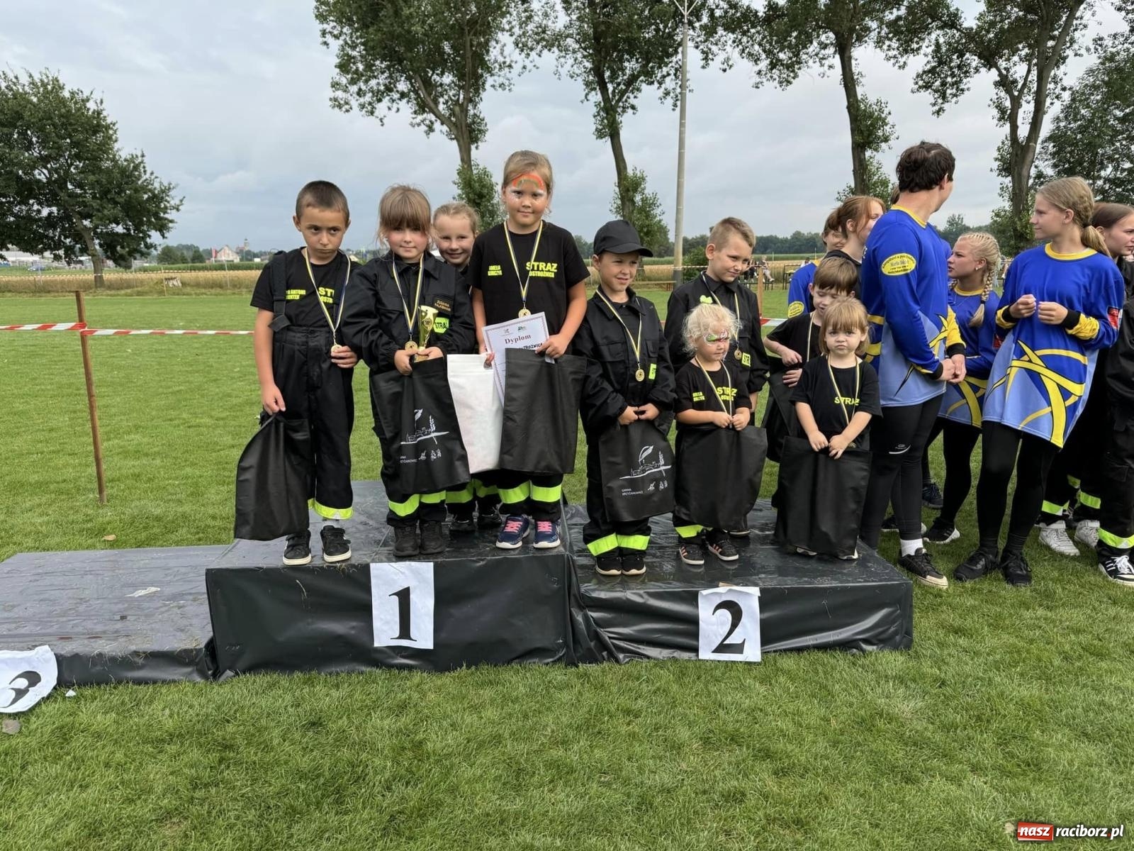 Zdjęcie w galerii na portalu naszraciborz.pl: Tworków z pucharem wójta Krzyżanowic na zawodach w Bieńkowicach wiadomości z regionu