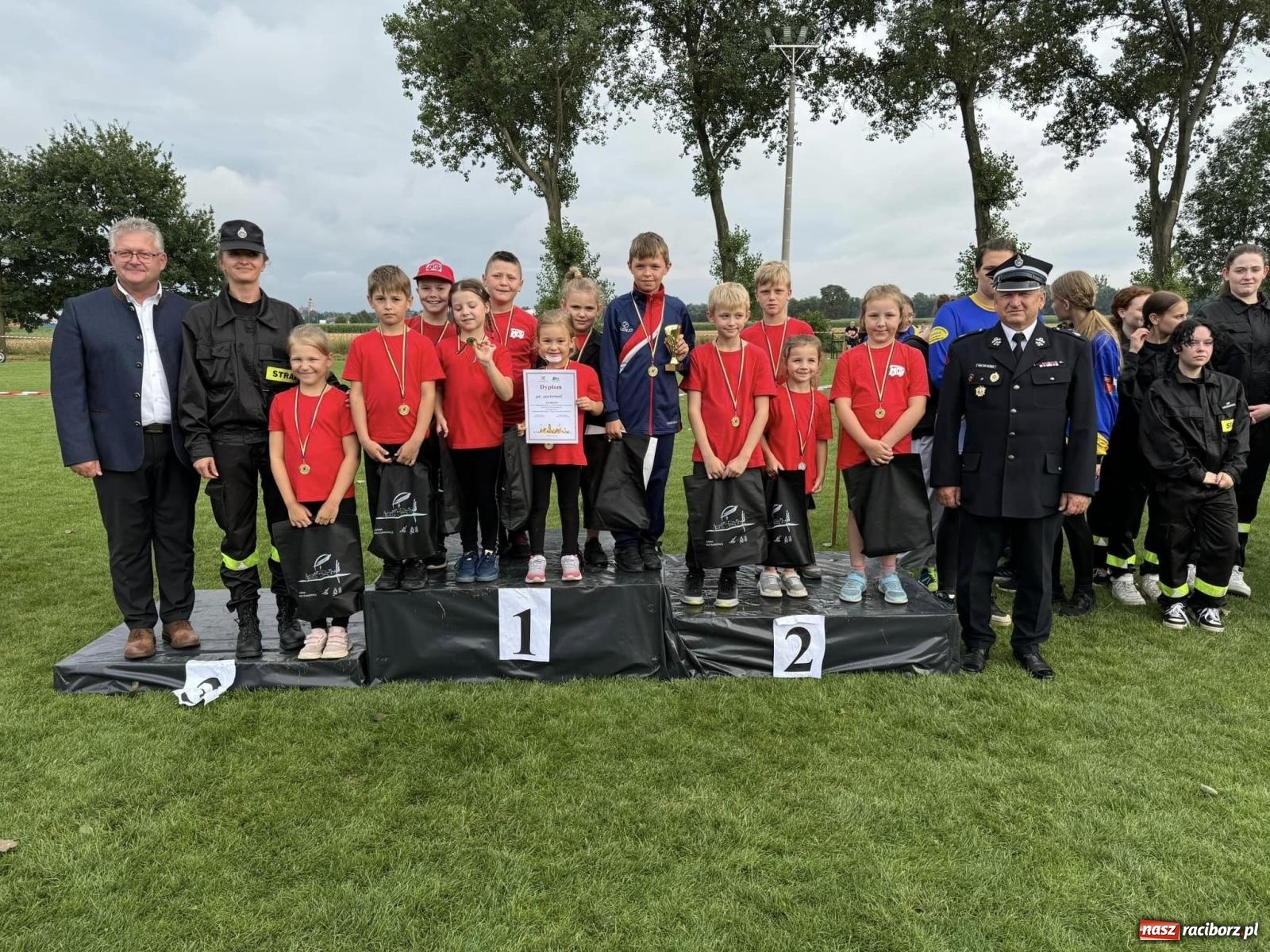 Zdjęcie w galerii na portalu naszraciborz.pl: Tworków z pucharem wójta Krzyżanowic na zawodach w Bieńkowicach wiadomości z regionu