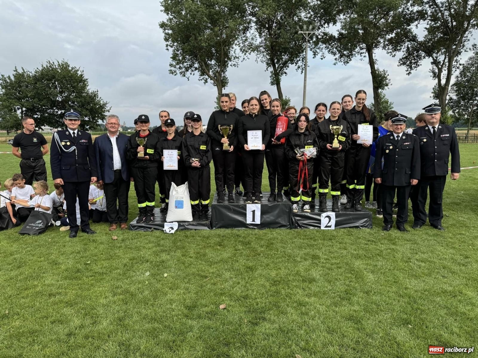 Zdjęcie w galerii na portalu naszraciborz.pl: Tworków z pucharem wójta Krzyżanowic na zawodach w Bieńkowicach wiadomości z regionu