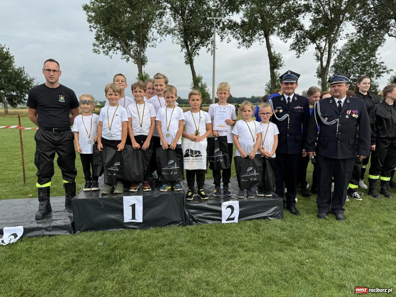 Zdjęcie w galerii na portalu naszraciborz.pl: Tworków z pucharem wójta Krzyżanowic na zawodach w Bieńkowicach wiadomości z regionu
