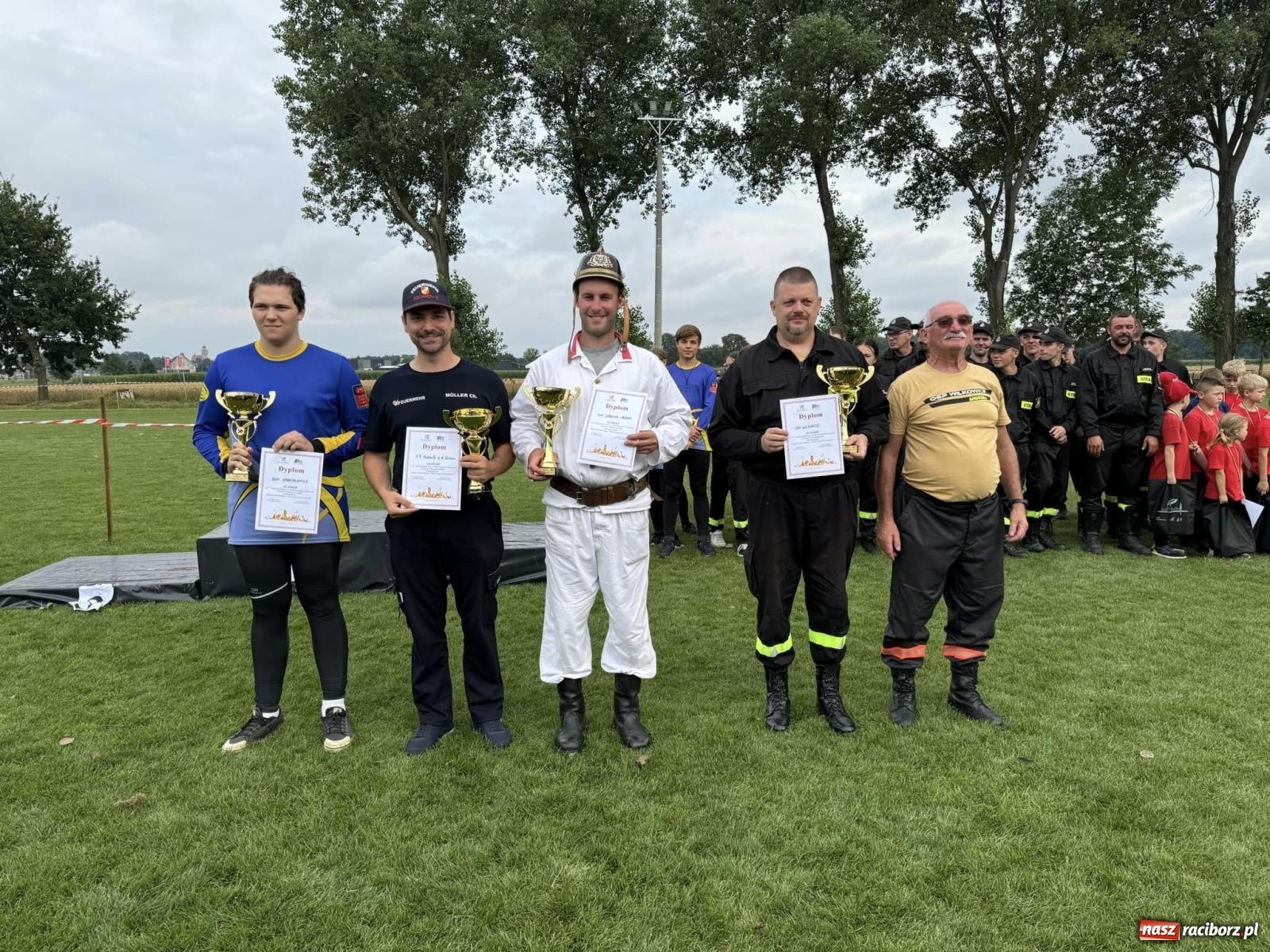 Zdjęcie w galerii na portalu naszraciborz.pl: Tworków z pucharem wójta Krzyżanowic na zawodach w Bieńkowicach wiadomości z regionu