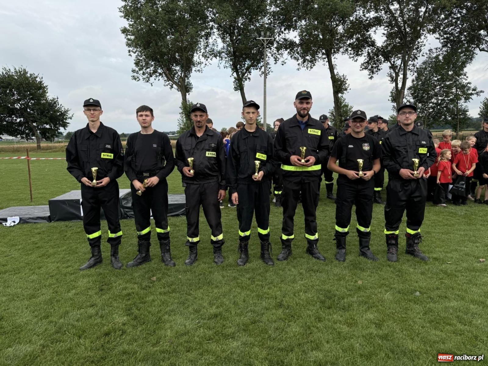 Zdjęcie w galerii na portalu naszraciborz.pl: Tworków z pucharem wójta Krzyżanowic na zawodach w Bieńkowicach wiadomości z regionu