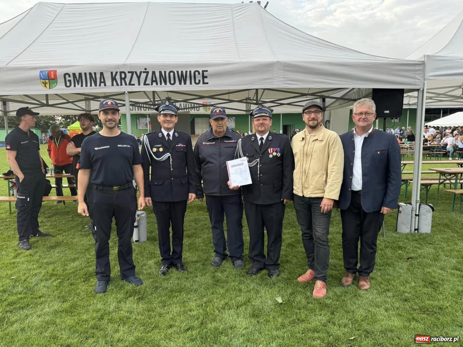 Zdjęcie w galerii na portalu naszraciborz.pl: Tworków z pucharem wójta Krzyżanowic na zawodach w Bieńkowicach wiadomości z regionu