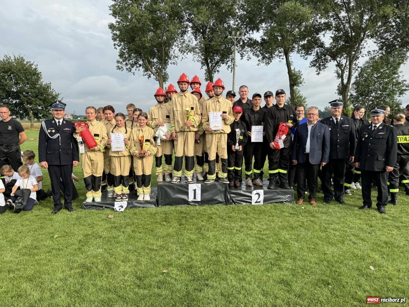 Zdjęcie w galerii na portalu naszraciborz.pl: Tworków z pucharem wójta Krzyżanowic na zawodach w Bieńkowicach wiadomości z regionu