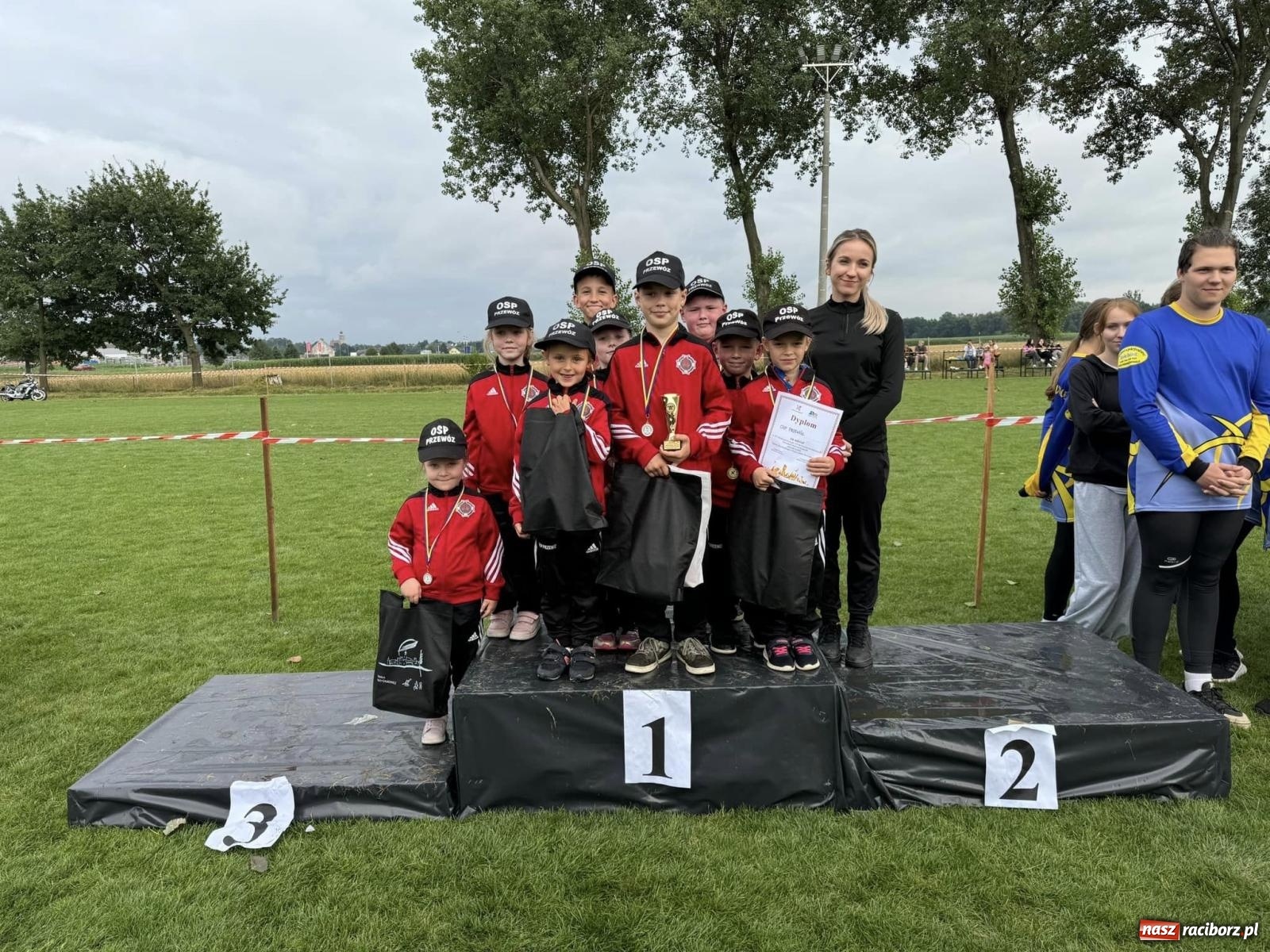 Zdjęcie w galerii na portalu naszraciborz.pl: Tworków z pucharem wójta Krzyżanowic na zawodach w Bieńkowicach wiadomości z regionu