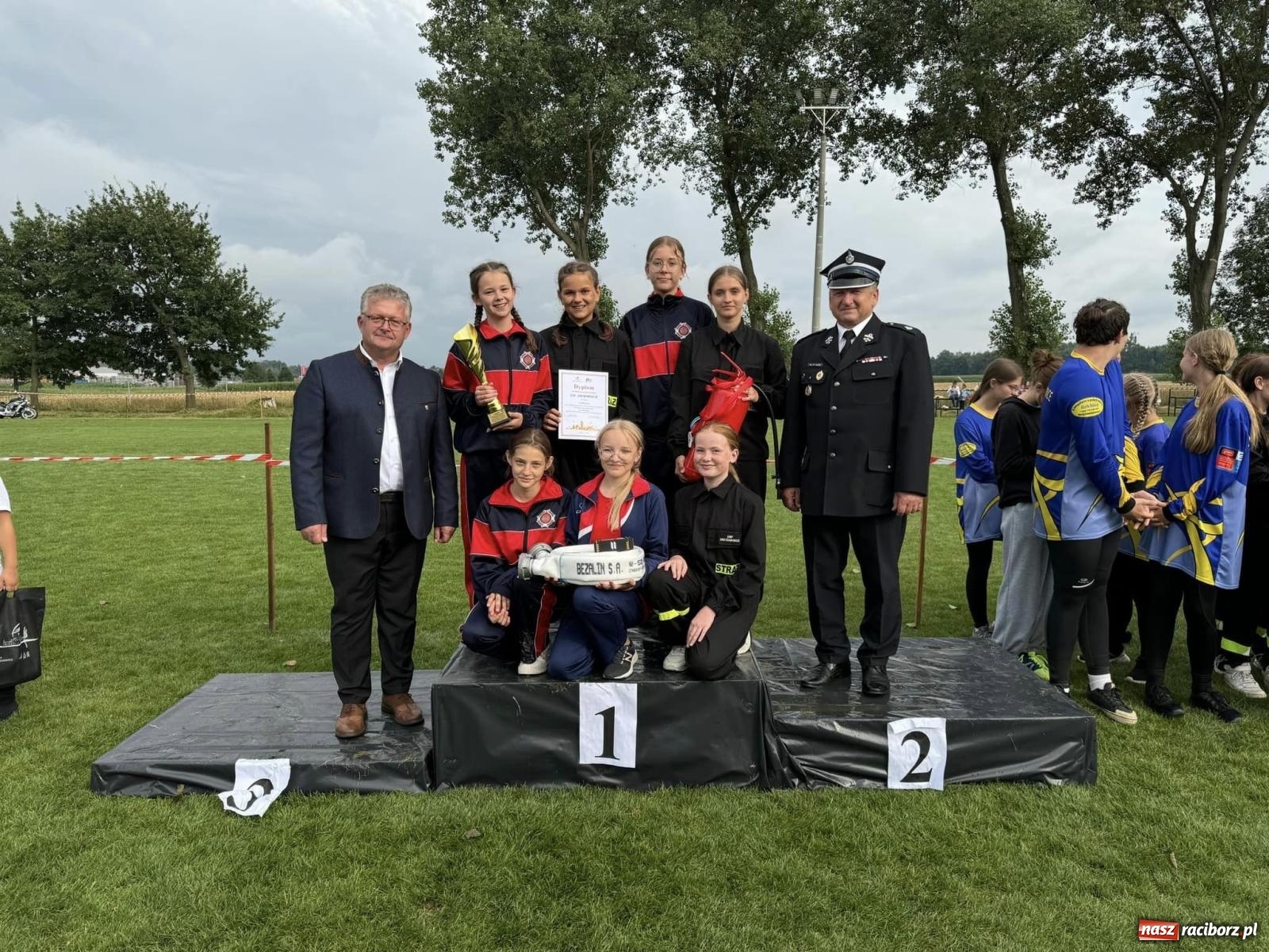 Zdjęcie w galerii na portalu naszraciborz.pl: Tworków z pucharem wójta Krzyżanowic na zawodach w Bieńkowicach wiadomości z regionu