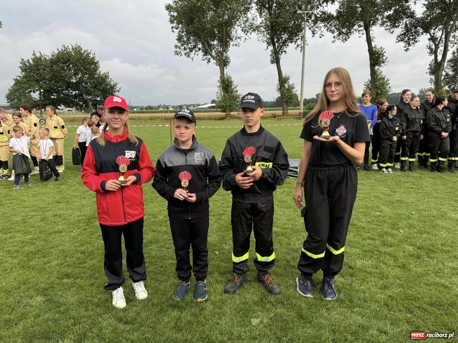 Zdjęcie w galerii na portalu naszraciborz.pl: Tworków z pucharem wójta Krzyżanowic na zawodach w Bieńkowicach wiadomości z regionu