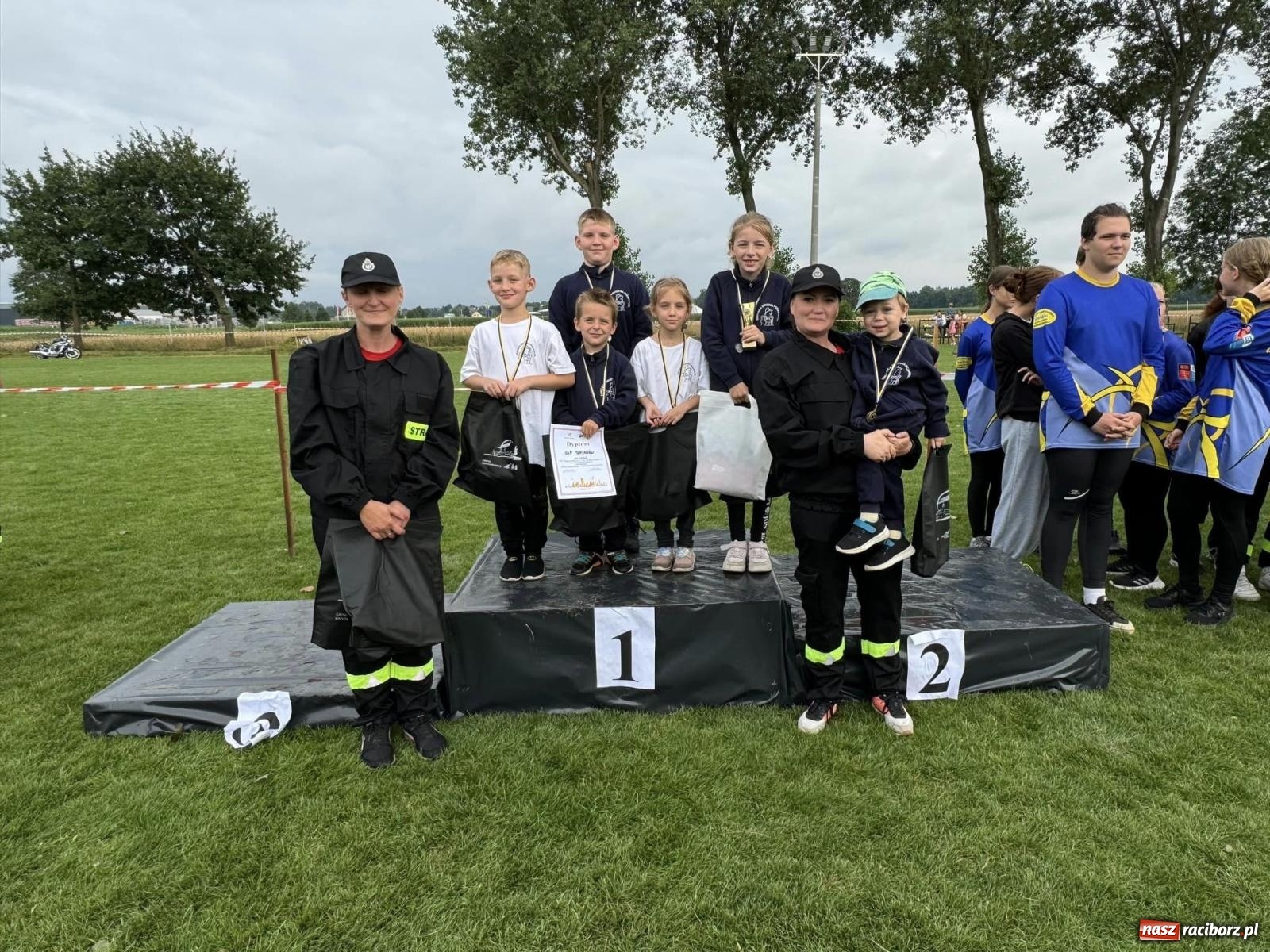 Zdjęcie w galerii na portalu naszraciborz.pl: Tworków z pucharem wójta Krzyżanowic na zawodach w Bieńkowicach wiadomości z regionu