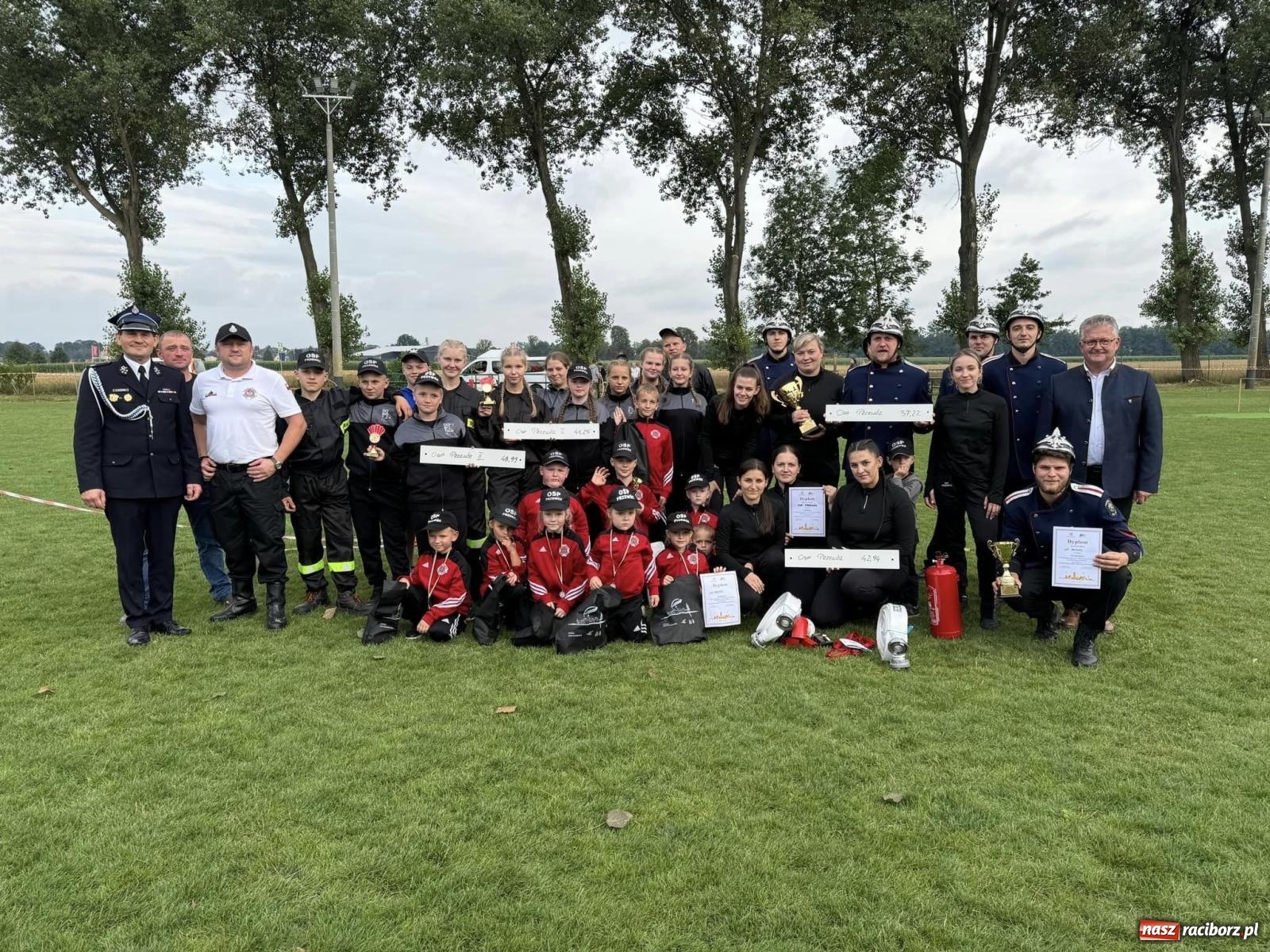 Zdjęcie w galerii na portalu naszraciborz.pl: Tworków z pucharem wójta Krzyżanowic na zawodach w Bieńkowicach wiadomości z regionu