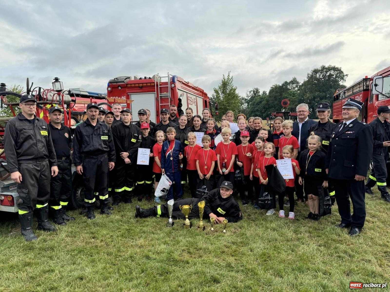 Zdjęcie w galerii na portalu naszraciborz.pl: Tworków z pucharem wójta Krzyżanowic na zawodach w Bieńkowicach wiadomości z regionu