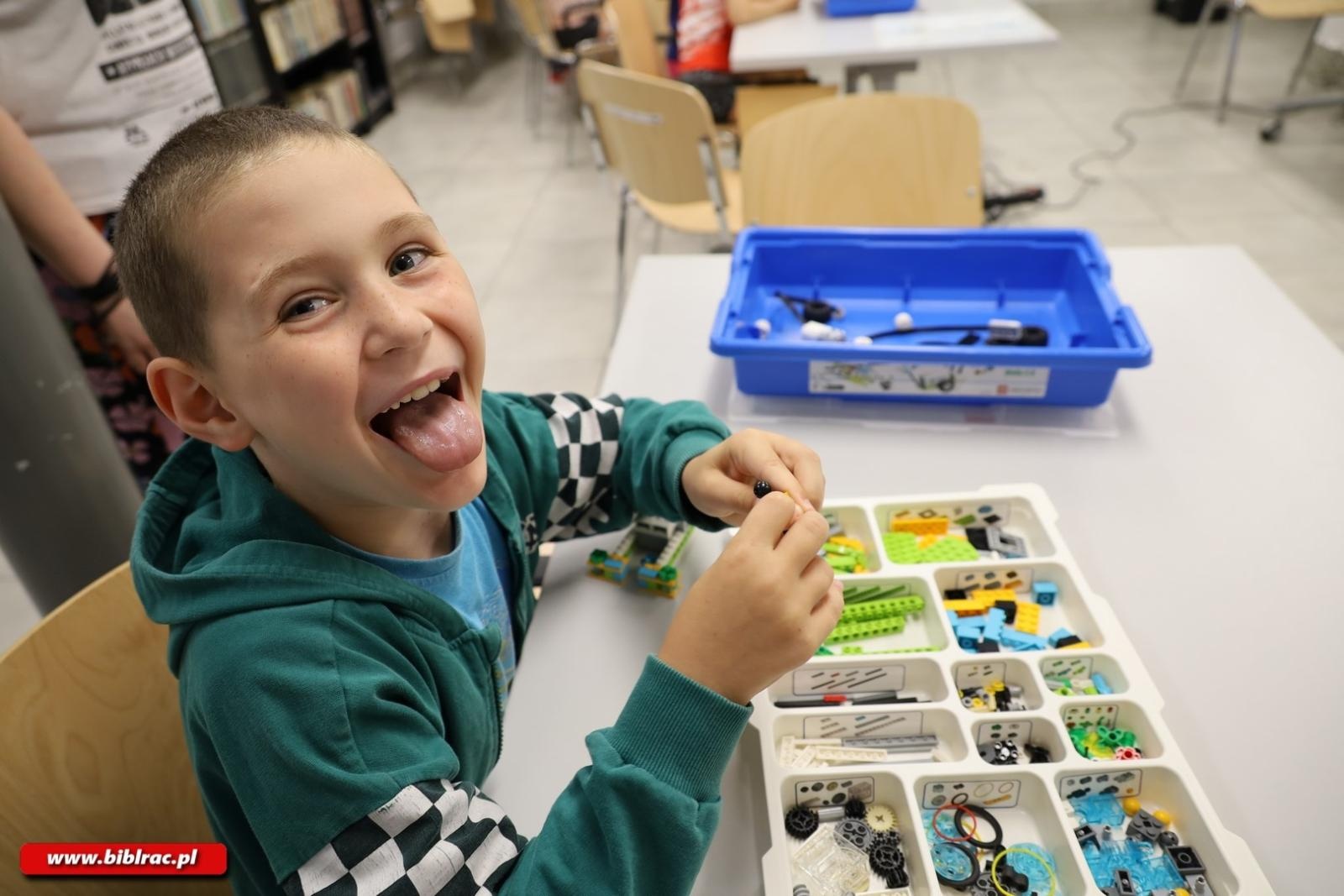 Zdjęcie w galerii na portalu naszraciborz.pl: Pszczoły i zapory – robotyka LEGO w bibliotece wiadomości z regionu