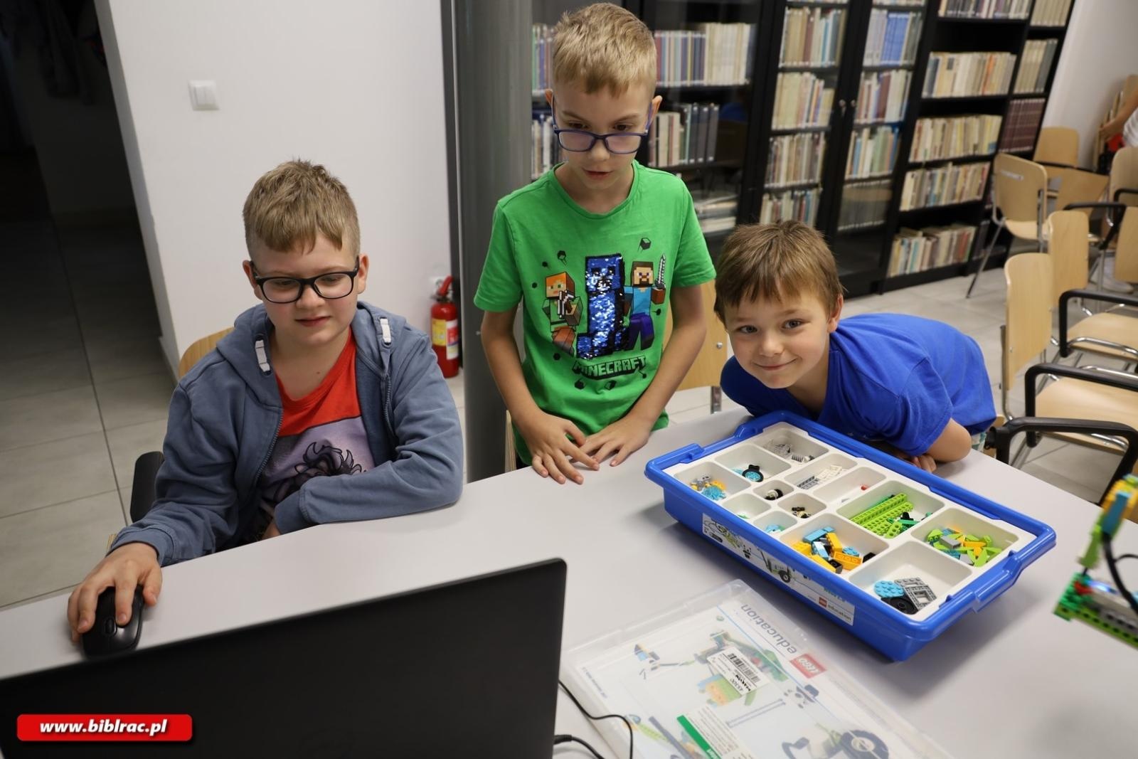 Zdjęcie w galerii na portalu naszraciborz.pl: Pszczoły i zapory – robotyka LEGO w bibliotece wiadomości z regionu