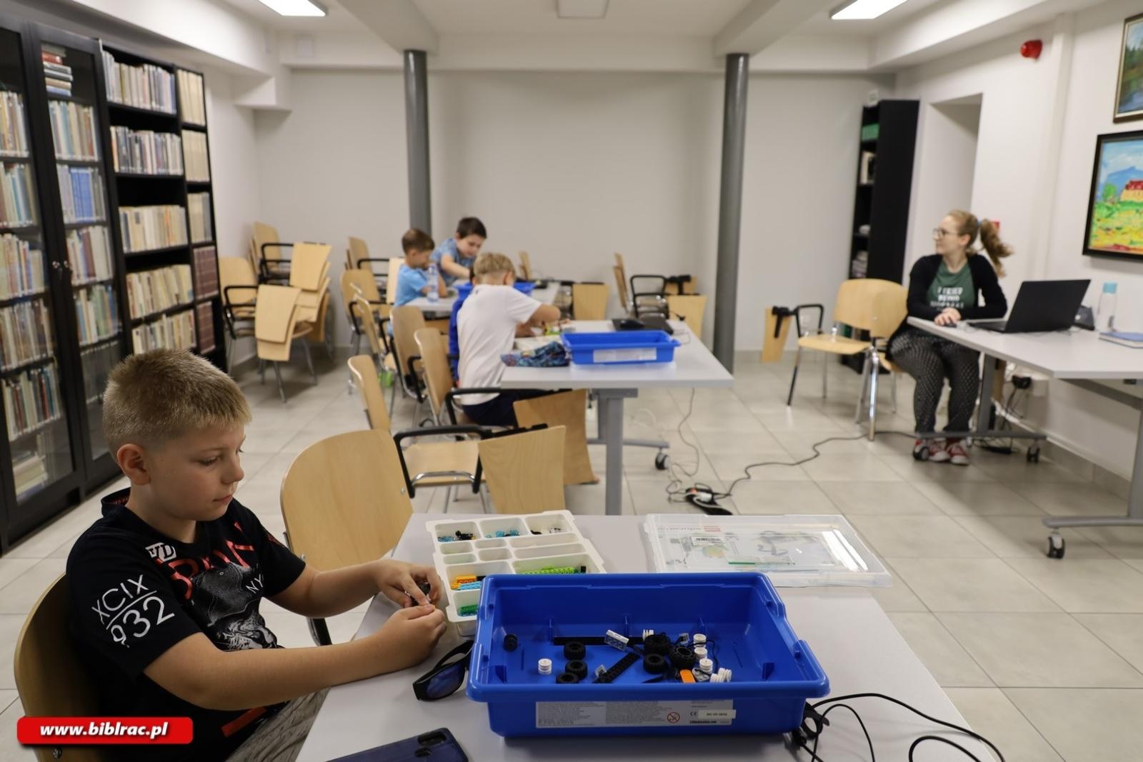 Zdjęcie w galerii na portalu naszraciborz.pl: Pszczoły i zapory – robotyka LEGO w bibliotece wiadomości z regionu