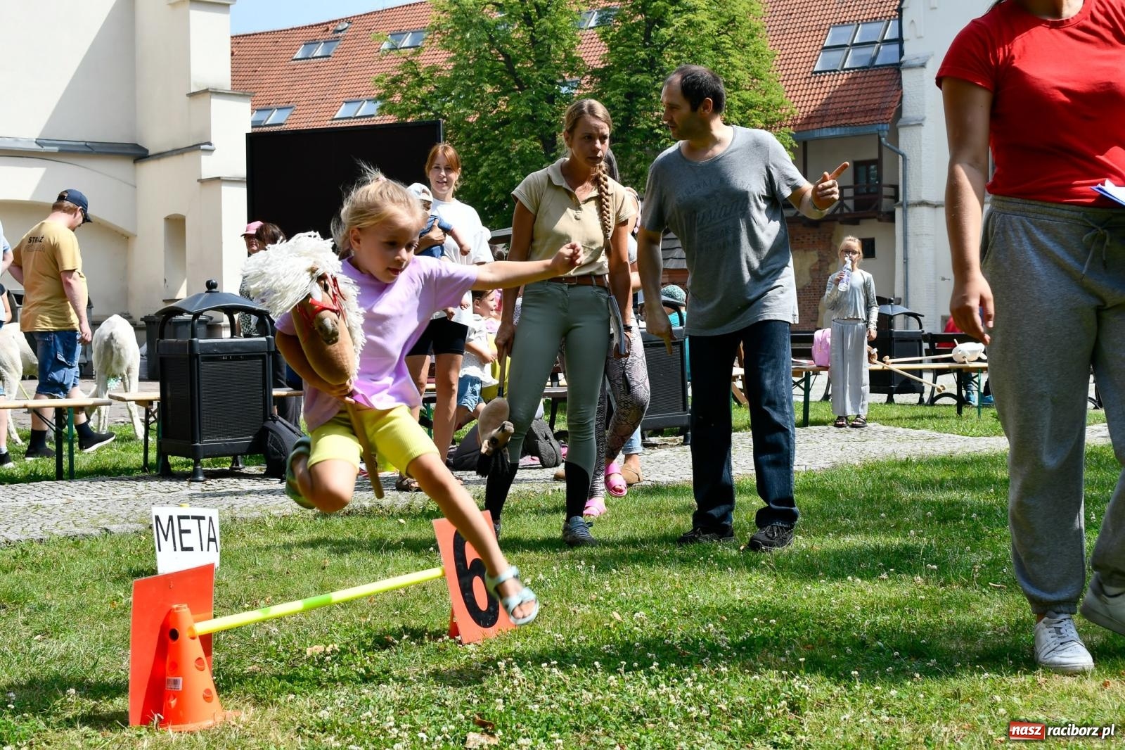 Zdjęcie w galerii na portalu naszraciborz.pl: Hobby horse i konne przejażdżki na raciborskim zamku: Pierwsza odsłona akcji Wakacje w Powiecie wiadomości z regionu
