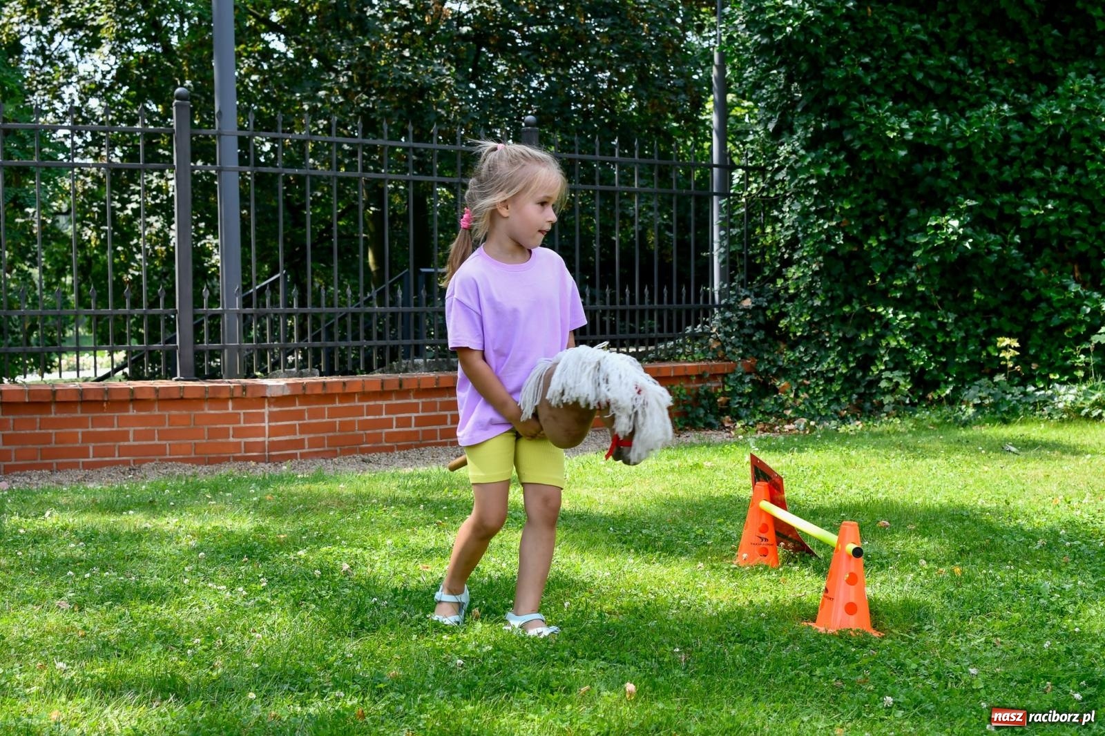 Zdjęcie w galerii na portalu naszraciborz.pl: Hobby horse i konne przejażdżki na raciborskim zamku: Pierwsza odsłona akcji Wakacje w Powiecie wiadomości z regionu
