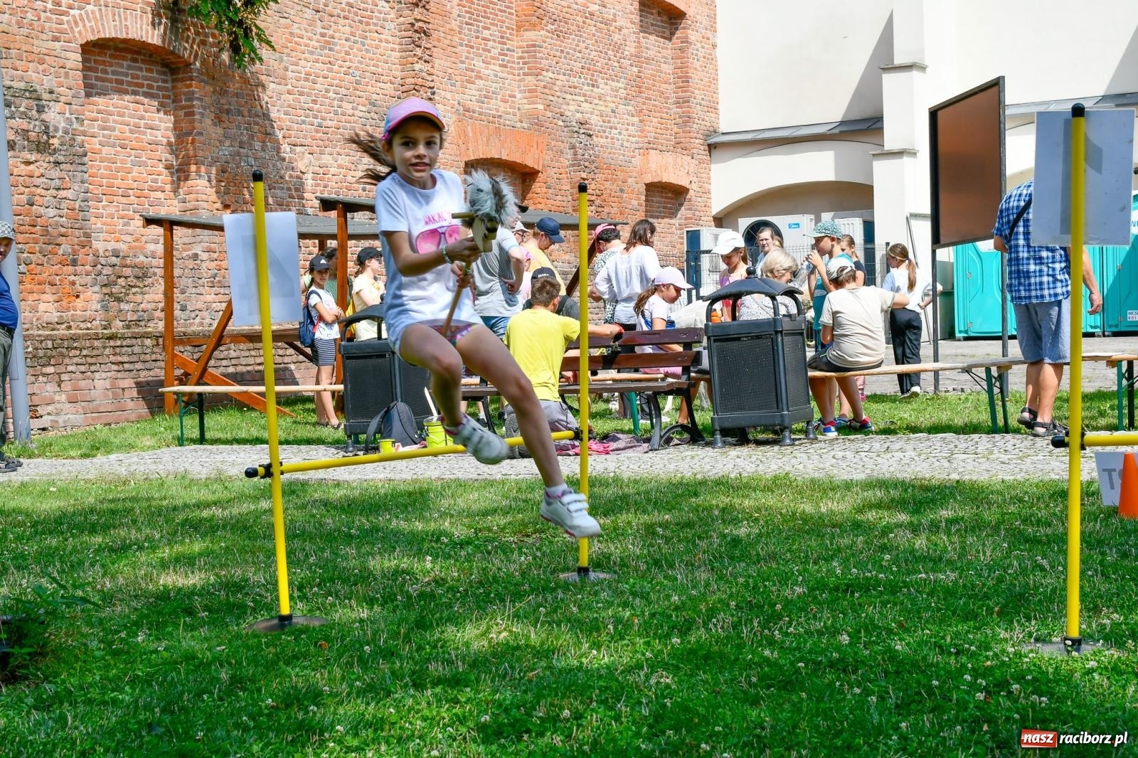 Zdjęcie w galerii na portalu naszraciborz.pl: Hobby horse i konne przejażdżki na raciborskim zamku: Pierwsza odsłona akcji Wakacje w Powiecie wiadomości z regionu