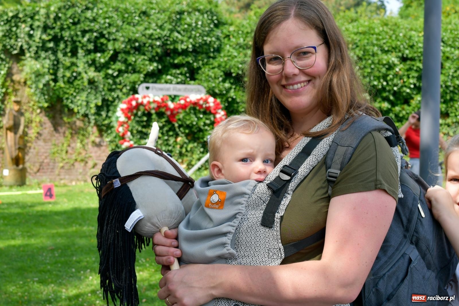 Zdjęcie w galerii na portalu naszraciborz.pl: Hobby horse i konne przejażdżki na raciborskim zamku: Pierwsza odsłona akcji Wakacje w Powiecie wiadomości z regionu