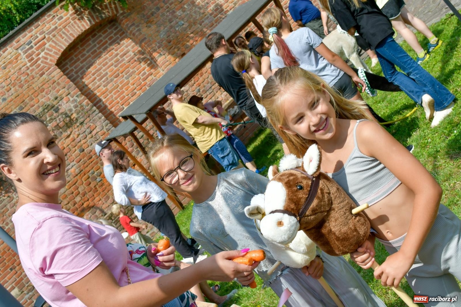 Zdjęcie w galerii na portalu naszraciborz.pl: Hobby horse i konne przejażdżki na raciborskim zamku: Pierwsza odsłona akcji Wakacje w Powiecie wiadomości z regionu