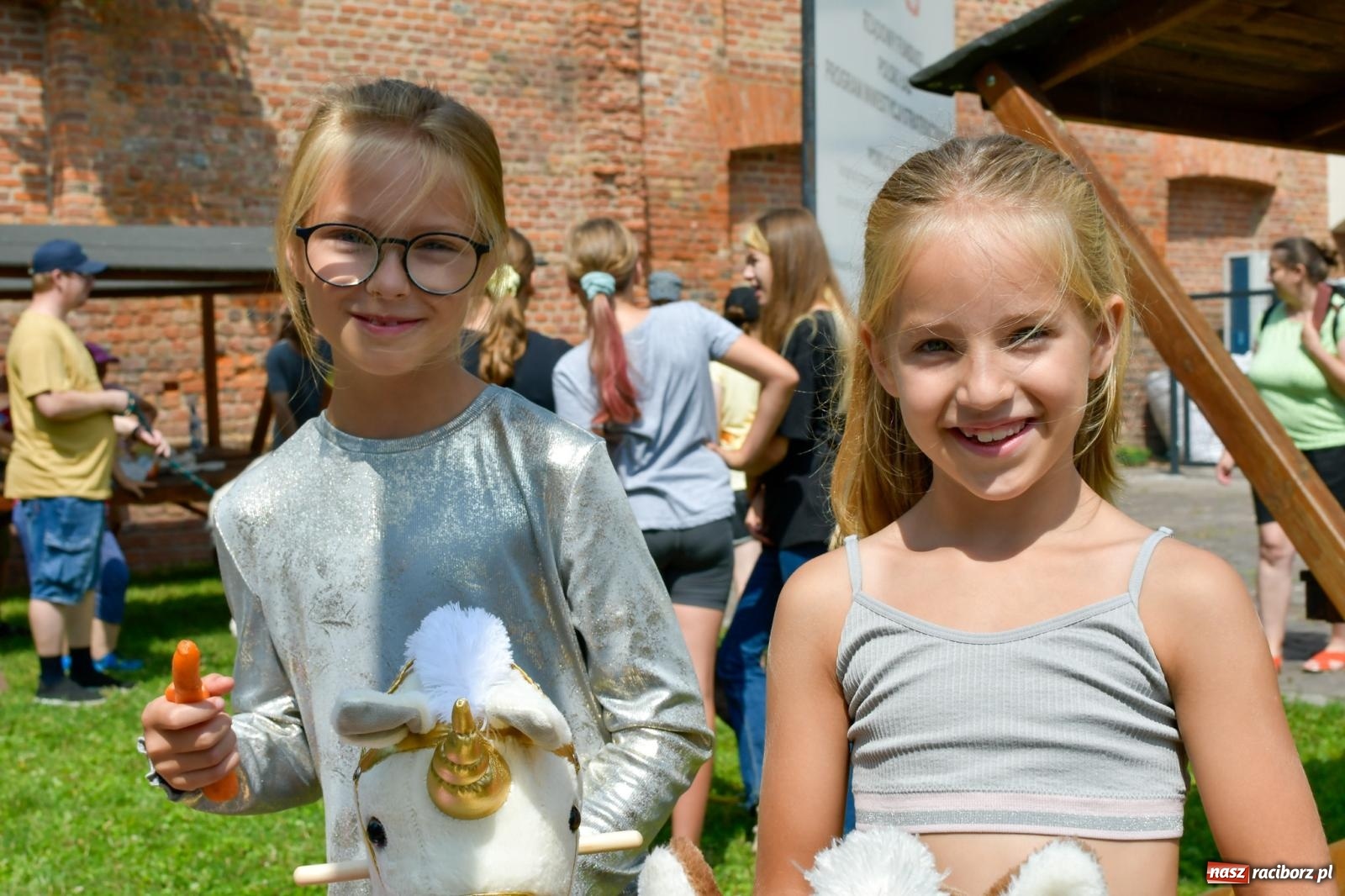 Zdjęcie w galerii na portalu naszraciborz.pl: Hobby horse i konne przejażdżki na raciborskim zamku: Pierwsza odsłona akcji Wakacje w Powiecie wiadomości z regionu