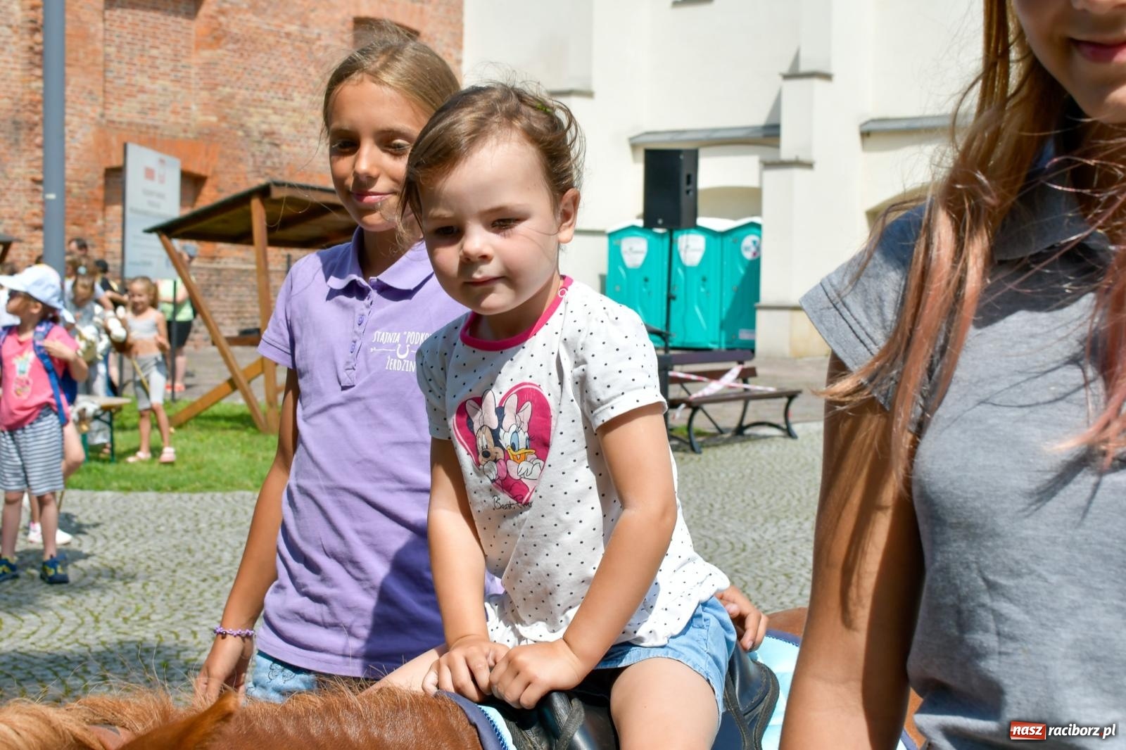 Zdjęcie w galerii na portalu naszraciborz.pl: Hobby horse i konne przejażdżki na raciborskim zamku: Pierwsza odsłona akcji Wakacje w Powiecie wiadomości z regionu