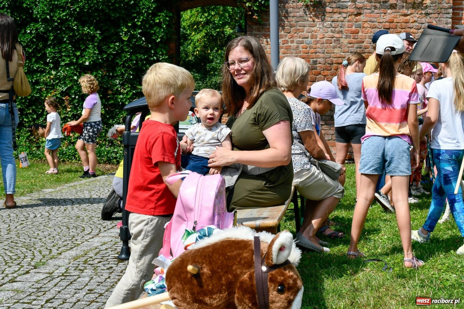 Zdjęcie w galerii na portalu naszraciborz.pl: Hobby horse i konne przejażdżki na raciborskim zamku: Pierwsza odsłona akcji Wakacje w Powiecie wiadomości z regionu