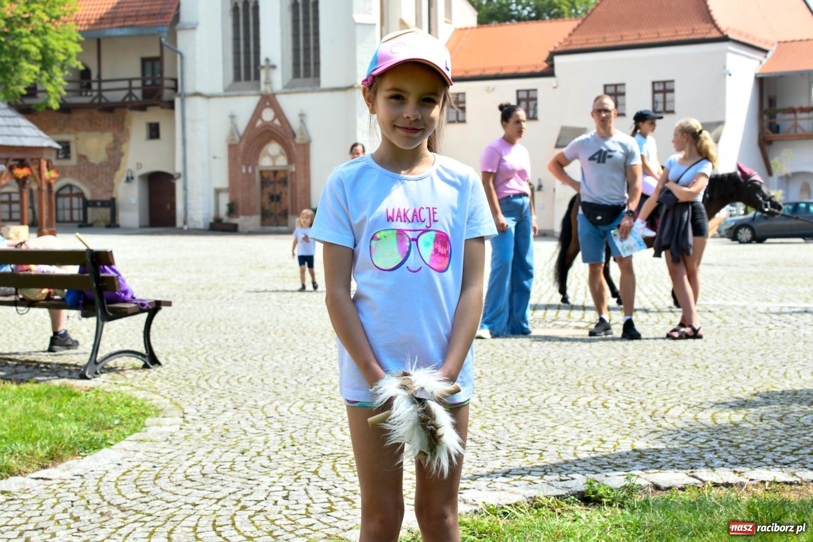Zdjęcie w galerii na portalu naszraciborz.pl: Hobby horse i konne przejażdżki na raciborskim zamku: Pierwsza odsłona akcji Wakacje w Powiecie wiadomości z regionu