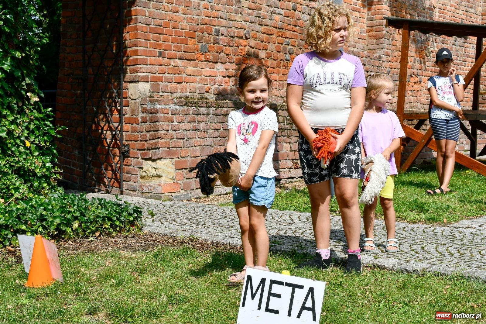 Zdjęcie w galerii na portalu naszraciborz.pl: Hobby horse i konne przejażdżki na raciborskim zamku: Pierwsza odsłona akcji Wakacje w Powiecie wiadomości z regionu