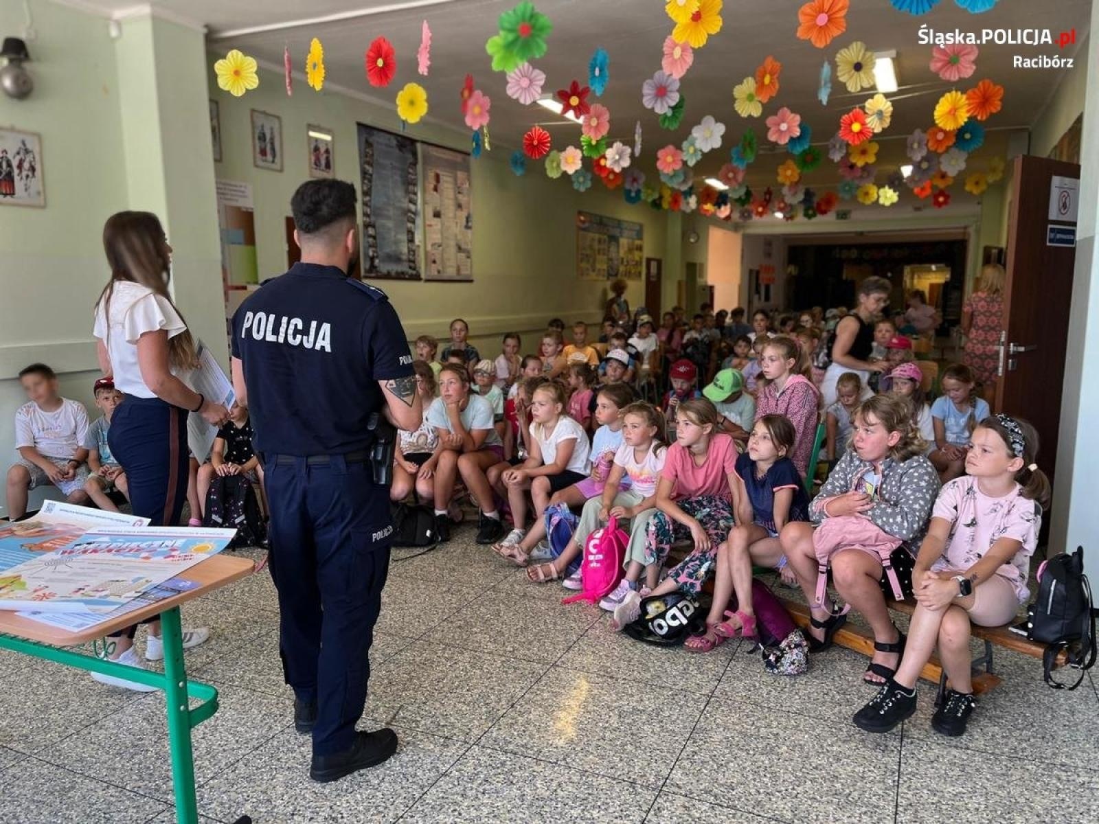 Zdjęcie w galerii na portalu naszraciborz.pl: Policyjny profilaktyk spotkał się z uczestnikami półkolonii wiadomości z regionu