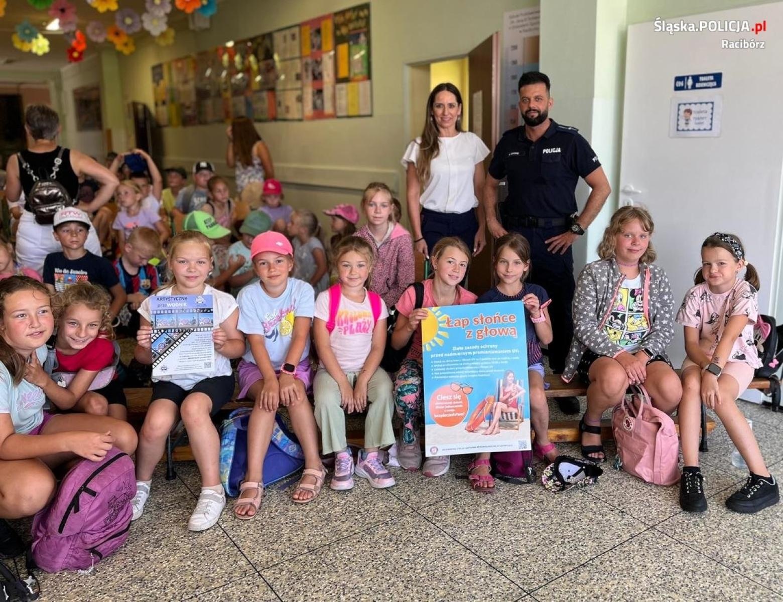 Zdjęcie w galerii na portalu naszraciborz.pl: Policyjny profilaktyk spotkał się z uczestnikami półkolonii wiadomości z regionu