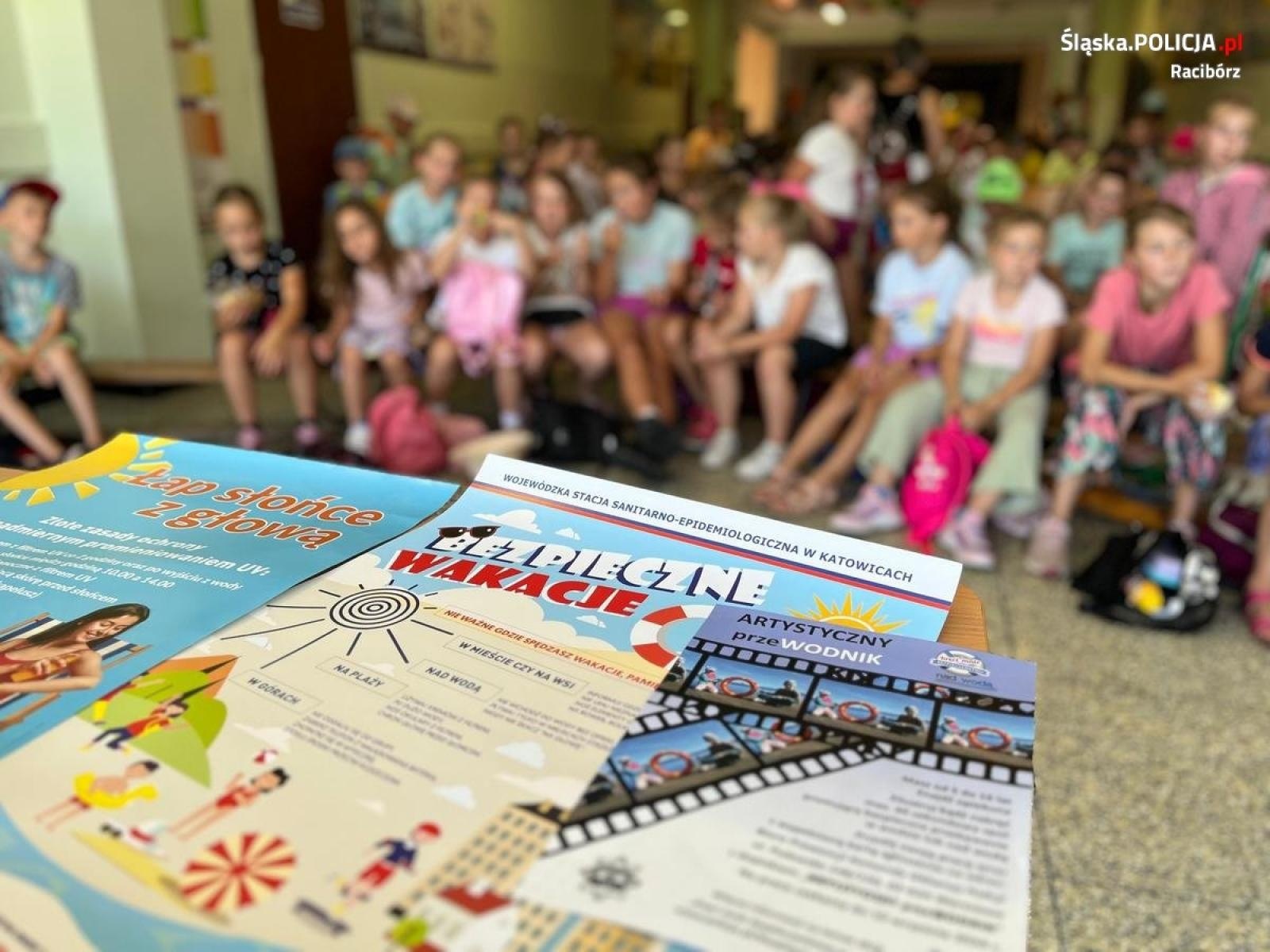 Zdjęcie w galerii na portalu naszraciborz.pl: Policyjny profilaktyk spotkał się z uczestnikami półkolonii wiadomości z regionu