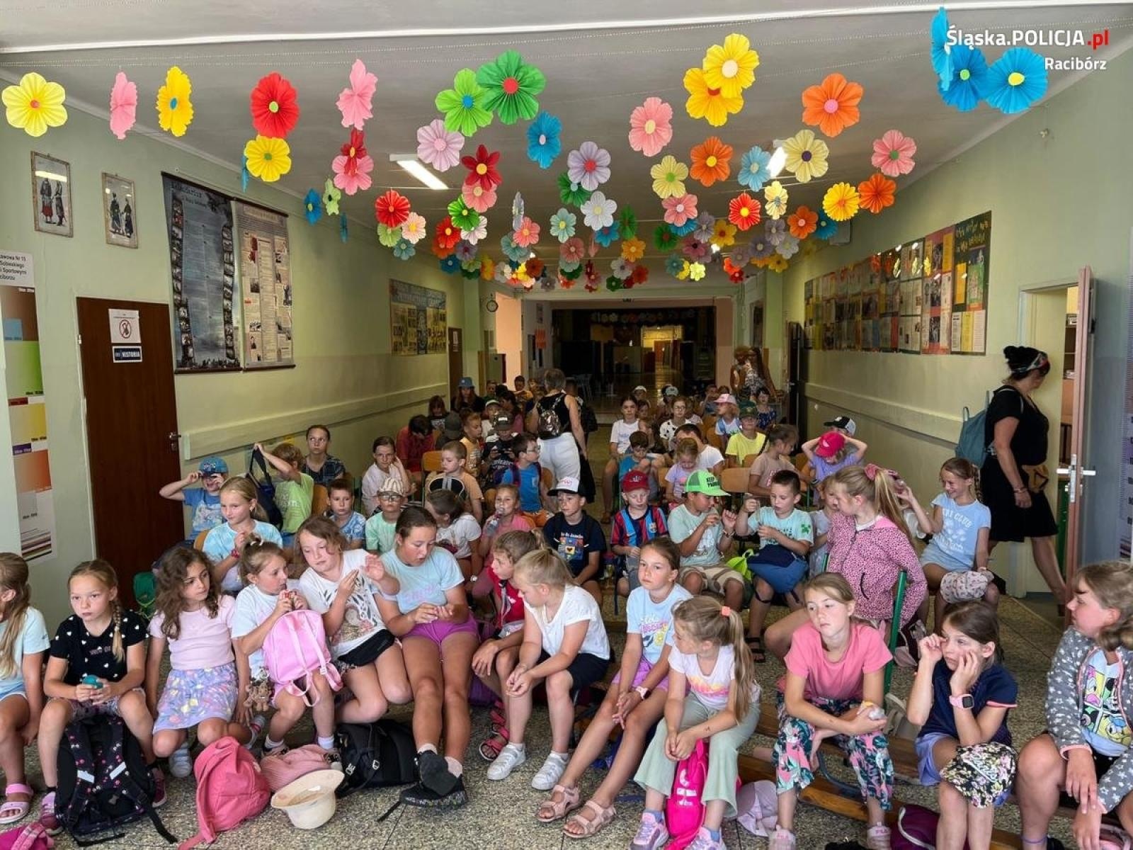 Zdjęcie w galerii na portalu naszraciborz.pl: Policyjny profilaktyk spotkał się z uczestnikami półkolonii wiadomości z regionu