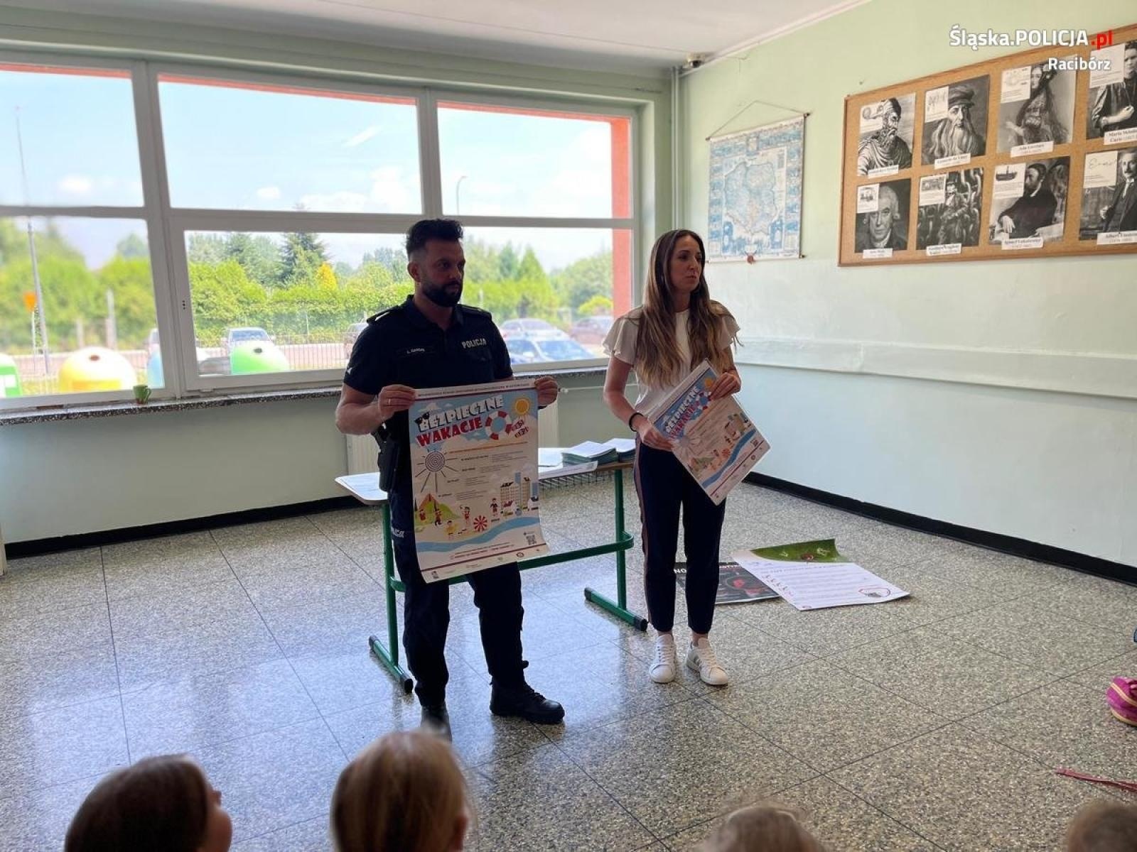 Zdjęcie w galerii na portalu naszraciborz.pl: Policyjny profilaktyk spotkał się z uczestnikami półkolonii wiadomości z regionu