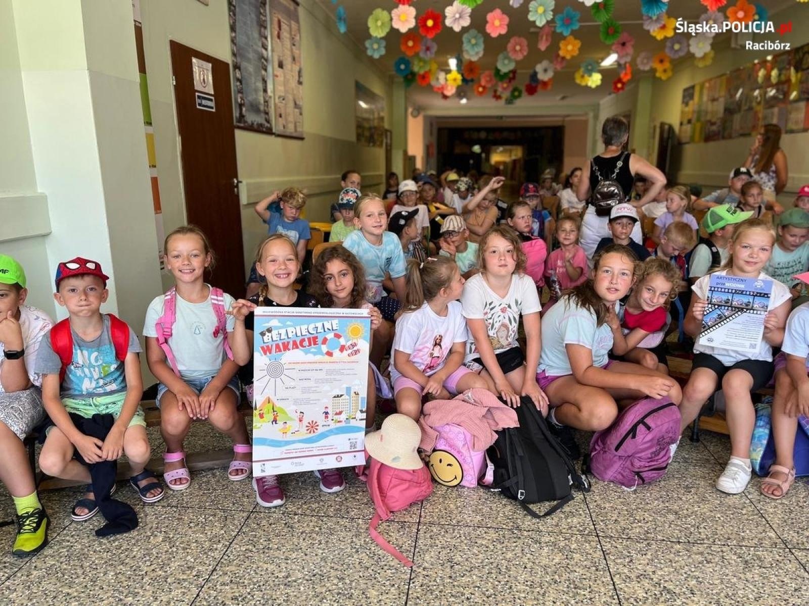 Zdjęcie w galerii na portalu naszraciborz.pl: Policyjny profilaktyk spotkał się z uczestnikami półkolonii wiadomości z regionu