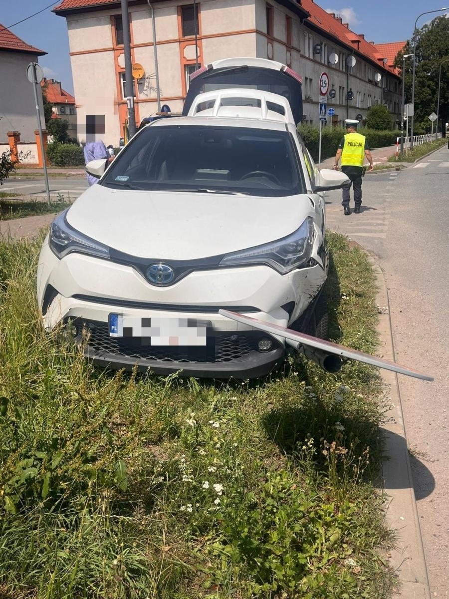 Zdjęcie w galerii na portalu naszraciborz.pl: Peugeot i toyota zderzyły się na skrzyżowaniu niedaleko więzienia [FOTO] wiadomości z regionu