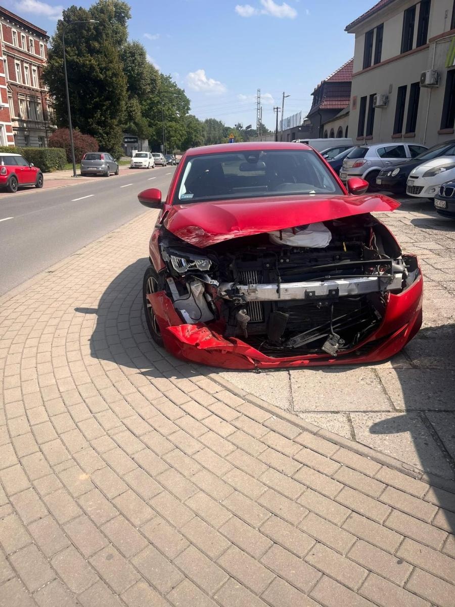 Zdjęcie w galerii na portalu naszraciborz.pl: Peugeot i toyota zderzyły się na skrzyżowaniu niedaleko więzienia [FOTO] wiadomości z regionu