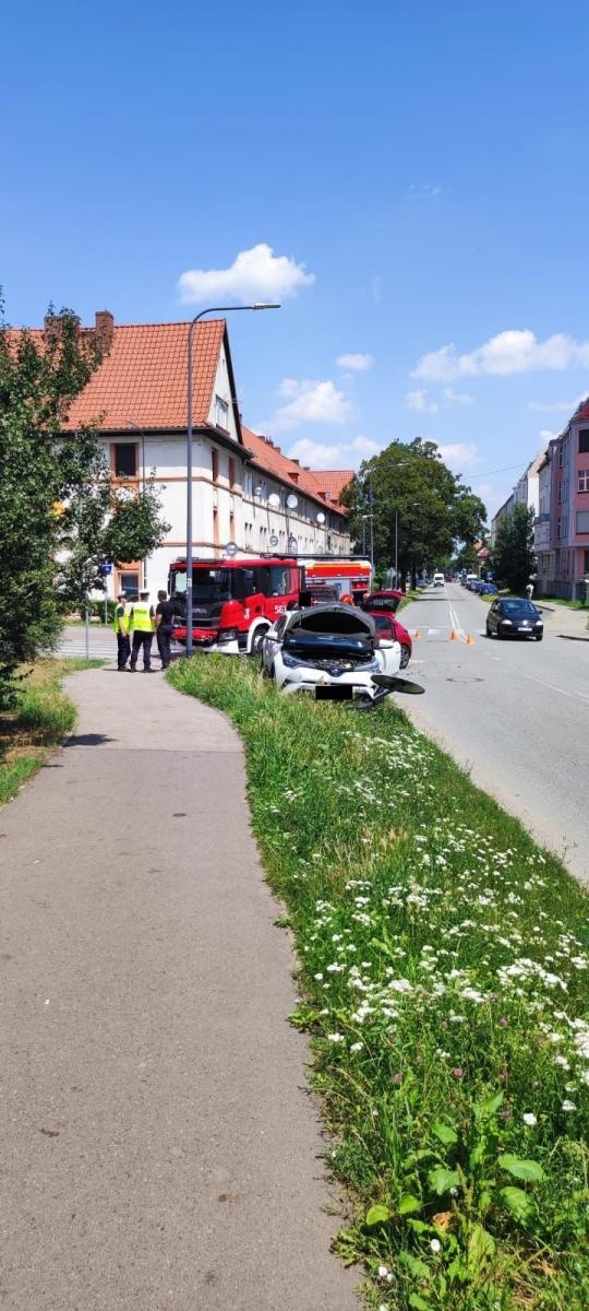 Zdjęcie w galerii na portalu naszraciborz.pl: Peugeot i toyota zderzyły się na skrzyżowaniu niedaleko więzienia [FOTO] wiadomości z regionu