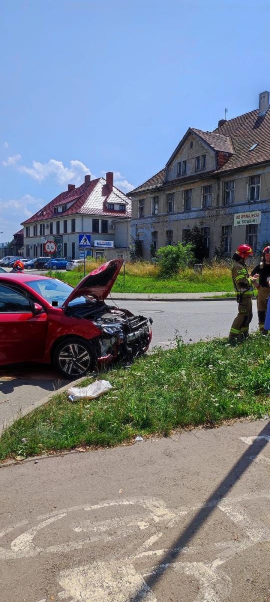 Zdjęcie w galerii na portalu naszraciborz.pl: Peugeot i toyota zderzyły się na skrzyżowaniu niedaleko więzienia [FOTO] wiadomości z regionu