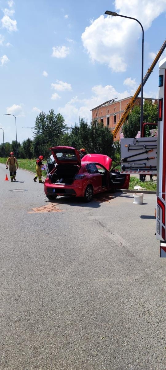 Zdjęcie w galerii na portalu naszraciborz.pl: Peugeot i toyota zderzyły się na skrzyżowaniu niedaleko więzienia [FOTO] wiadomości z regionu