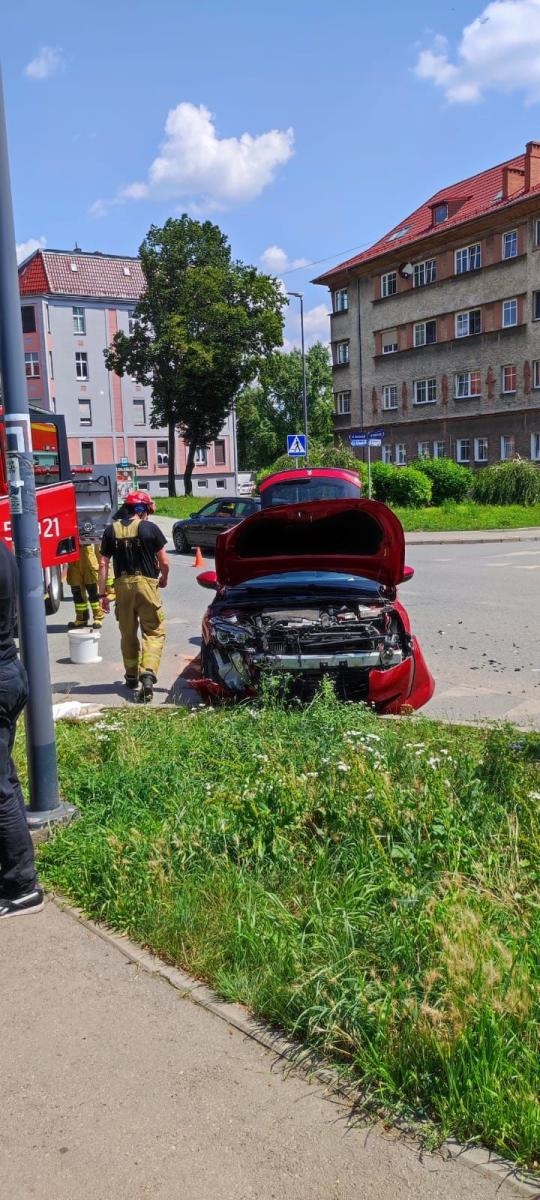 Zdjęcie w galerii na portalu naszraciborz.pl: Peugeot i toyota zderzyły się na skrzyżowaniu niedaleko więzienia [FOTO] wiadomości z regionu
