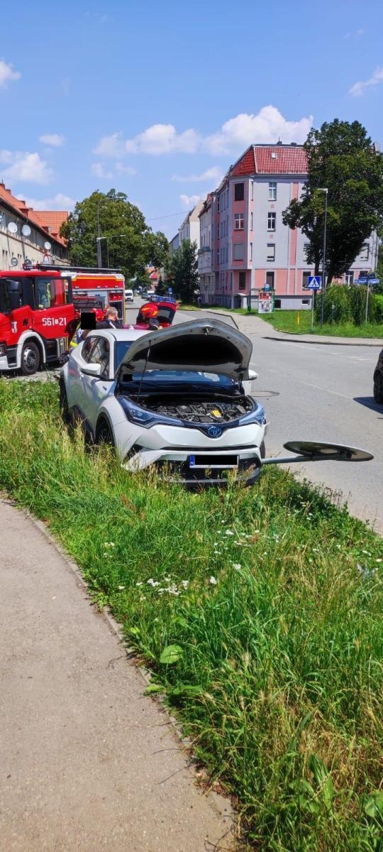 Zdjęcie w galerii na portalu naszraciborz.pl: Peugeot i toyota zderzyły się na skrzyżowaniu niedaleko więzienia [FOTO] wiadomości z regionu