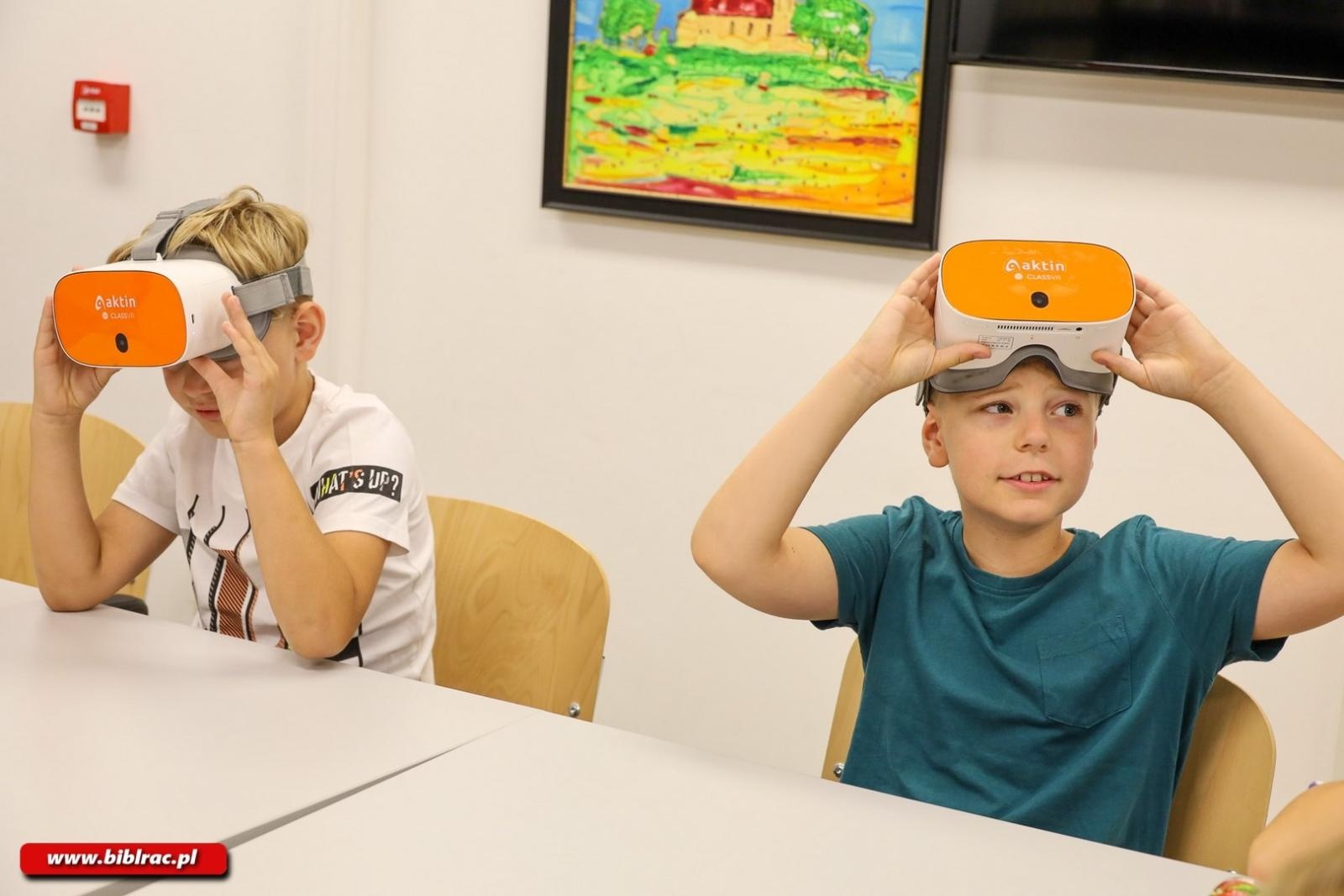 Zdjęcie w galerii na portalu naszraciborz.pl: Dookoła świata i na Mars w jeden dzień – warsztaty VR w Bibliotece Racibórz wiadomości z regionu