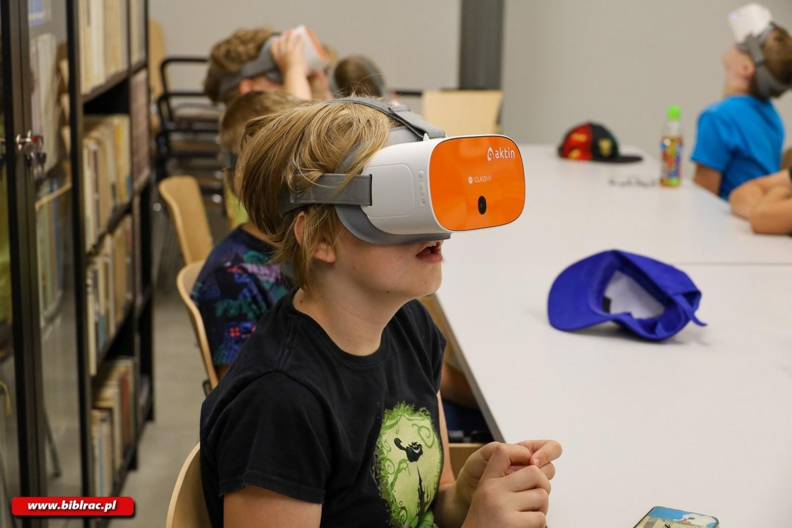 Zdjęcie w galerii na portalu naszraciborz.pl: Dookoła świata i na Mars w jeden dzień – warsztaty VR w Bibliotece Racibórz wiadomości z regionu